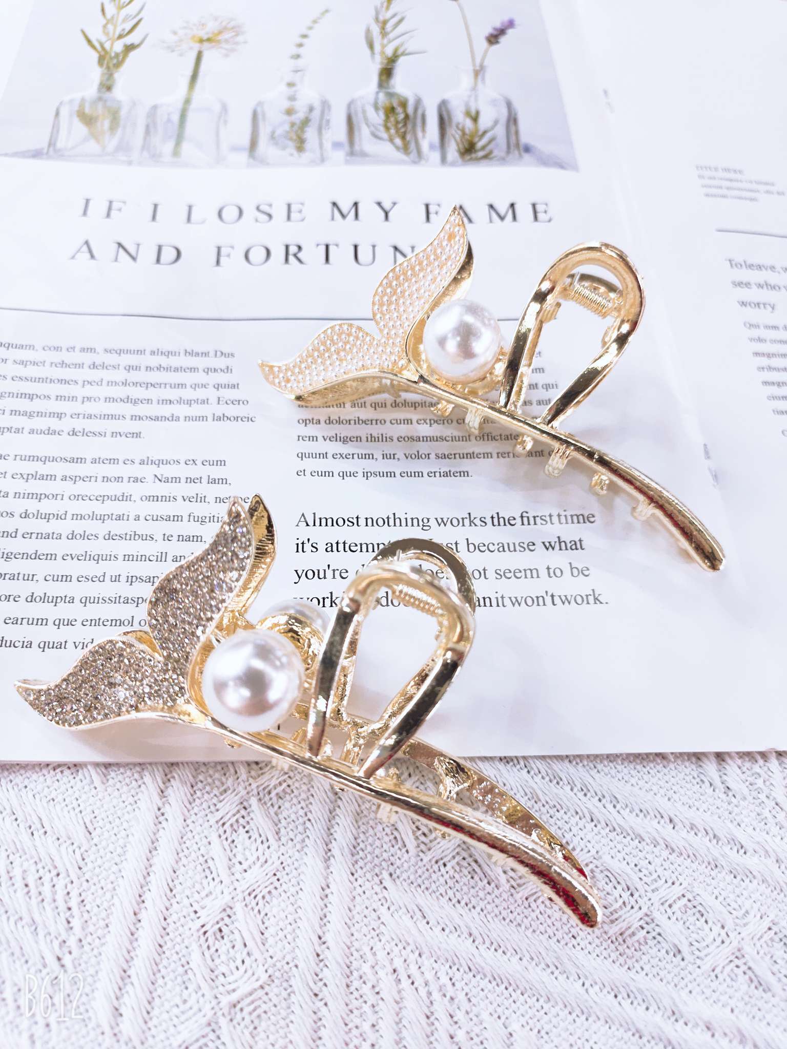 Alloy Korean version full diamond glass ladylike children's butterfly-shaped claw clip black background pink Application Scenario