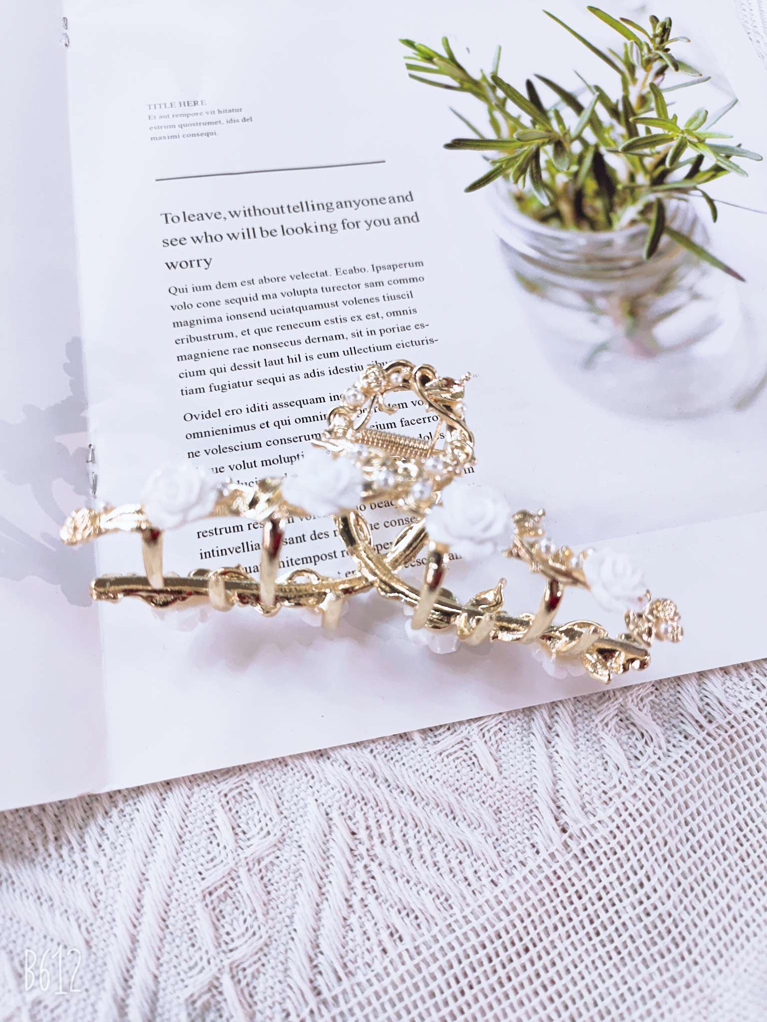 Alloy Korean version full diamond glass ladylike children's butterfly-shaped claw clip black background pink Specification image