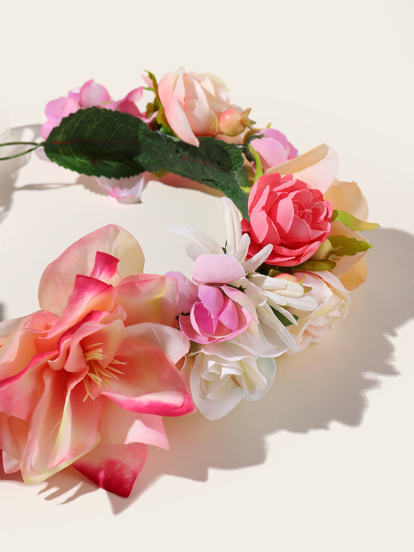 The new Korean-style bride's beautiful wreath headwear from Jialan Factory features a forest-themed realistic flower wreath. It's a must-have for taking photos on the beach Application Scenario