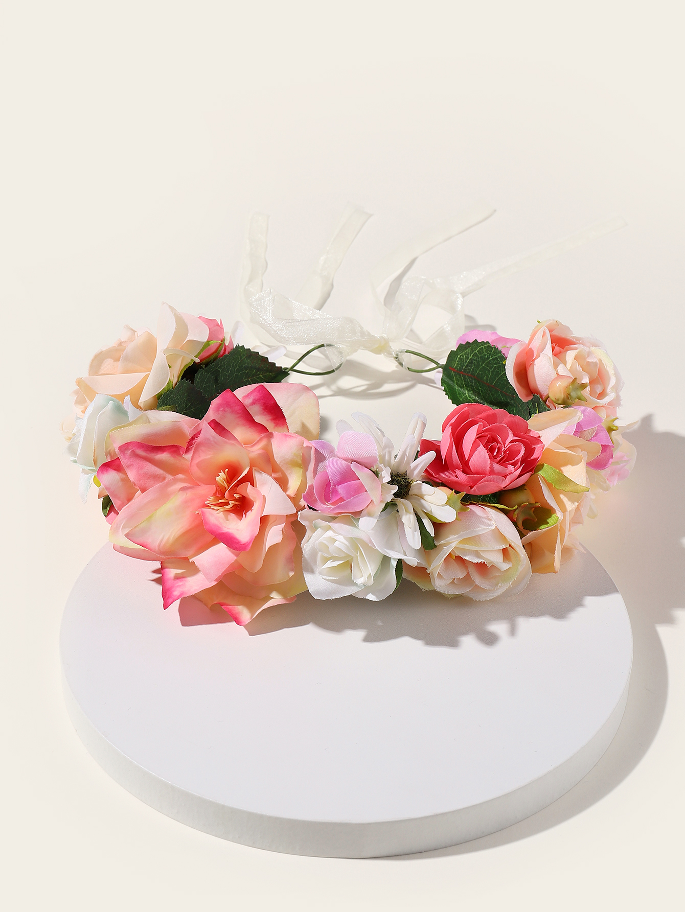 The new Korean-style bride's beautiful wreath headwear from Jialan Factory features a forest-themed realistic flower wreath. It's a must-have for taking photos on the beach