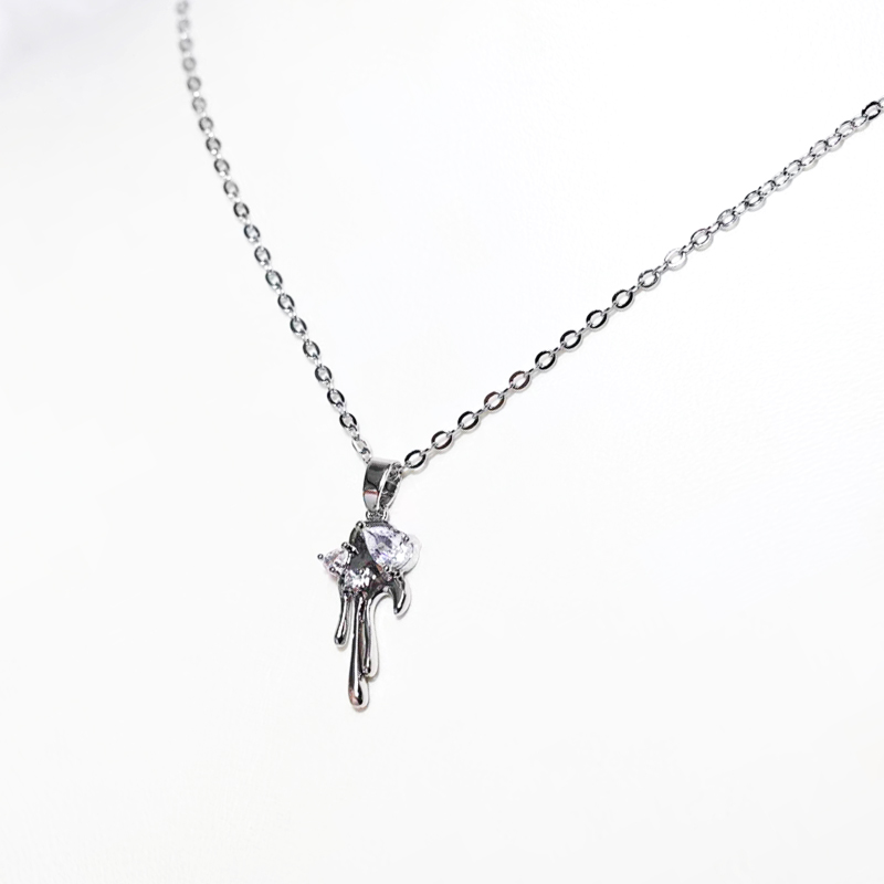 The color-preserving 2D Zircon fashion internet-famous design light luxury niche women's necklace is simple and elegant with a sense of high-end. The 2022 new style collarbone chain does not fade. The pendant is dynamic and trendy Item Picture