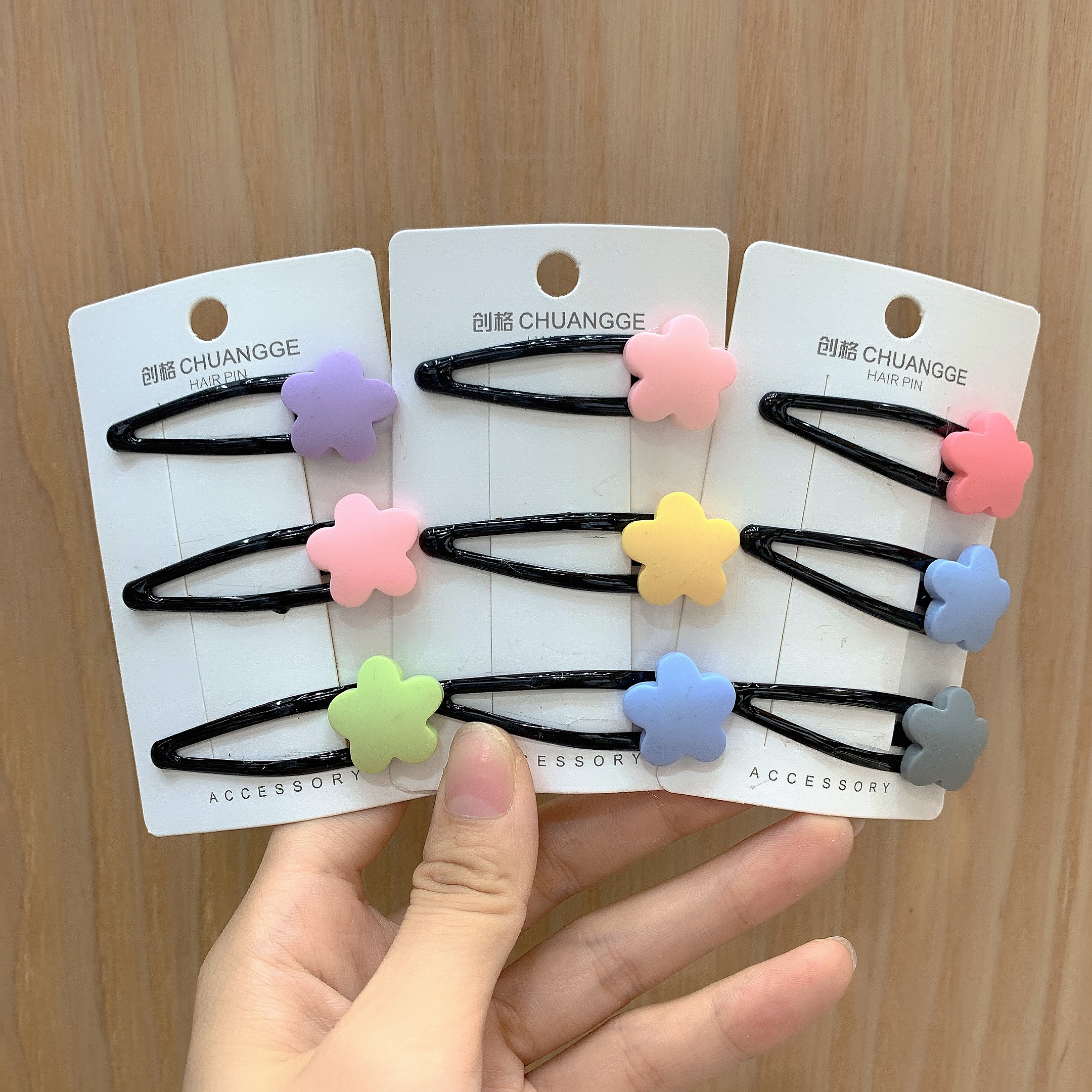 A popular bangs hair clip with a Korean duckbill clip and a simple one-line clip headwear Application Scenario