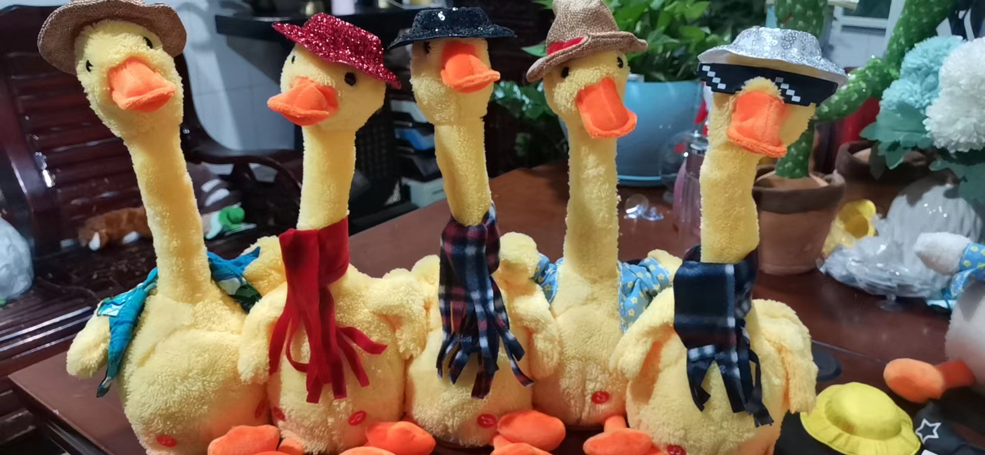 The best-selling electric toy, cactus Yellow Duck, twists and charges