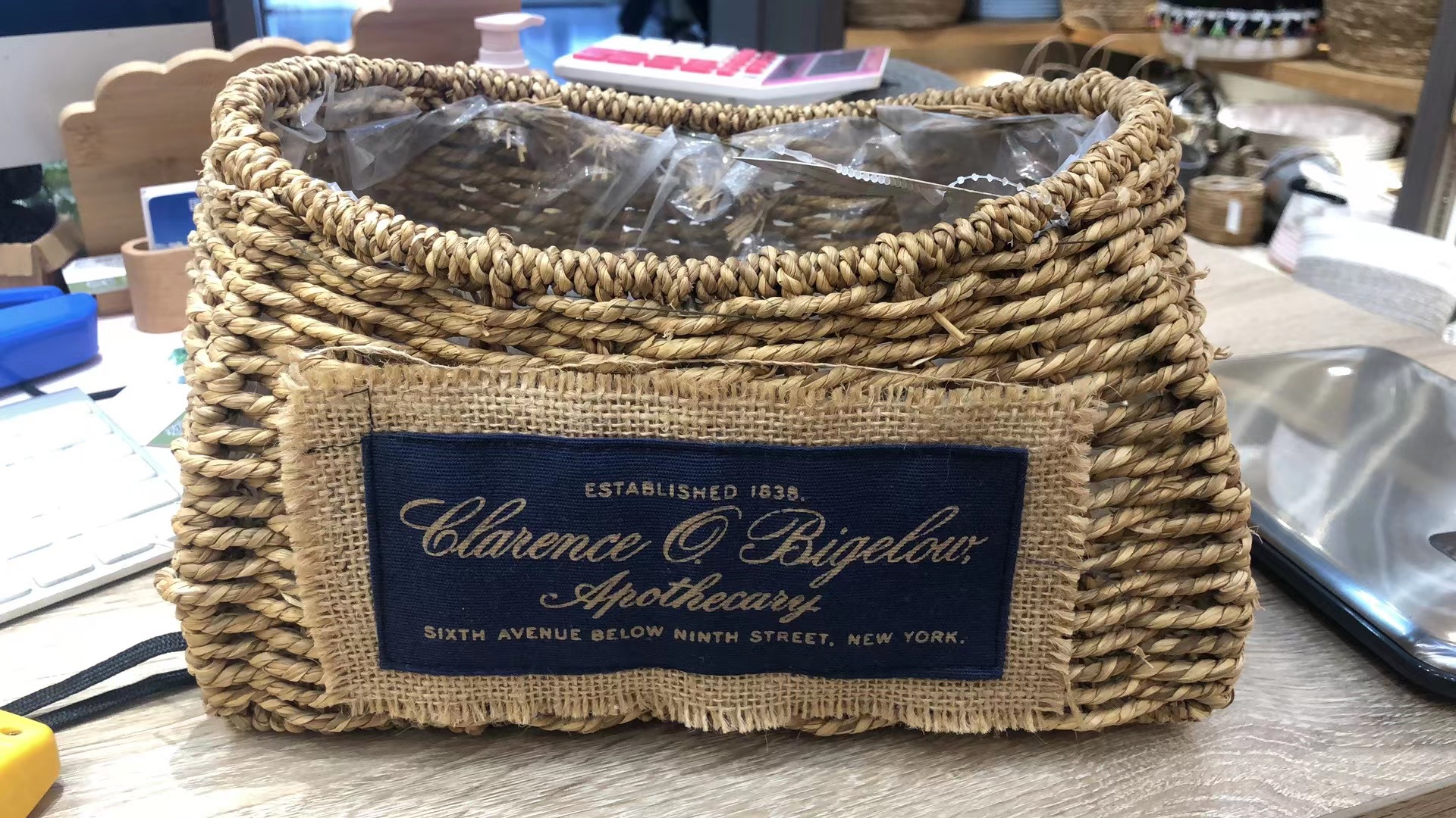Qingling Craft Handmade gardening straw weaving flower baskets, flower arrangement gift baskets, home decoration Application Scenario