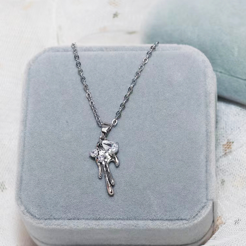 The color-preserving 2D Zircon fashion internet-famous design light luxury niche women's necklace is simple and elegant with a sense of high-end. The 2022 new style collarbone chain does not fade. The pendant is dynamic and trendy details Picture