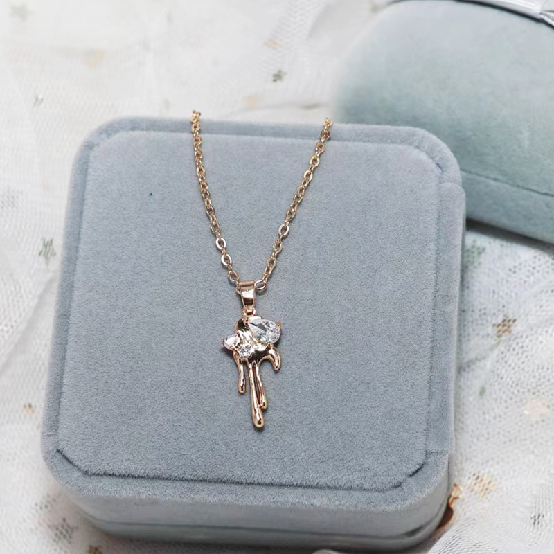 The color-preserving 2D Zircon fashion internet-famous design light luxury niche women's necklace is simple and elegant with a sense of high-end. The 2022 new style collarbone chain does not fade. The pendant is dynamic and trendy Application Scenario