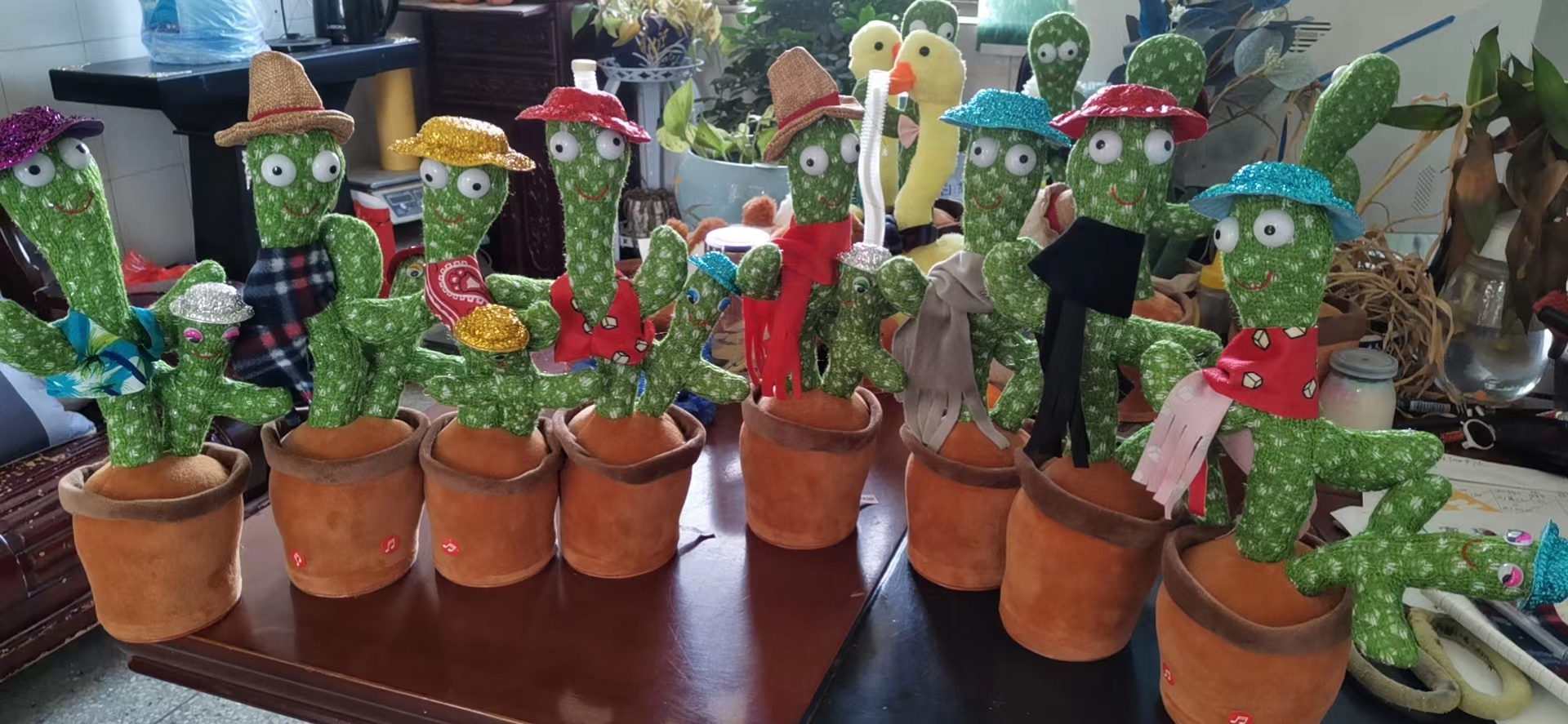 The best-selling electric toy, the mother-child cactus, twists and charges
