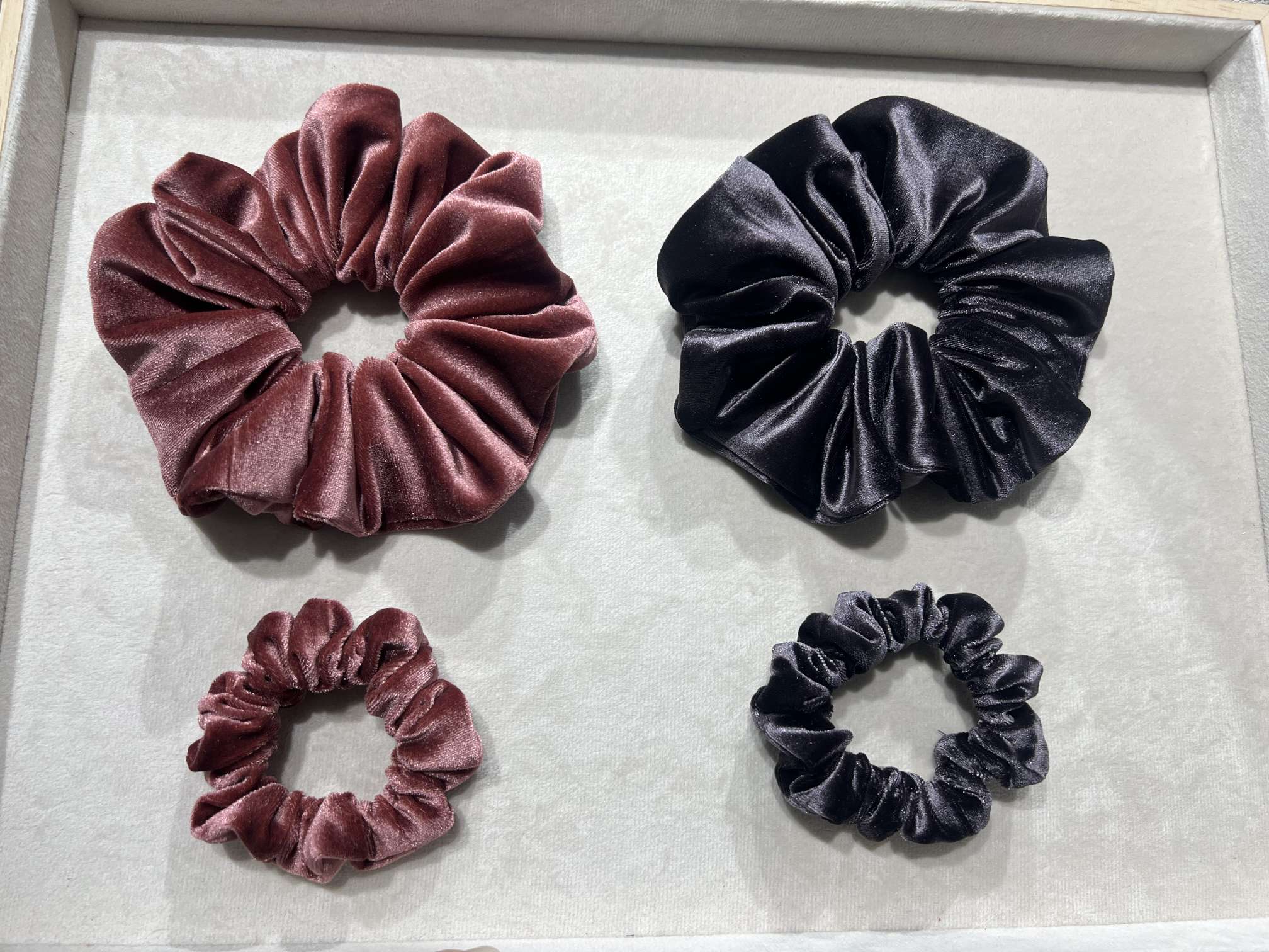 Large-sized textured acetate velvet pleated large intestine circle hair band, retro high-end fabric flower bun hair tie detail image 3
