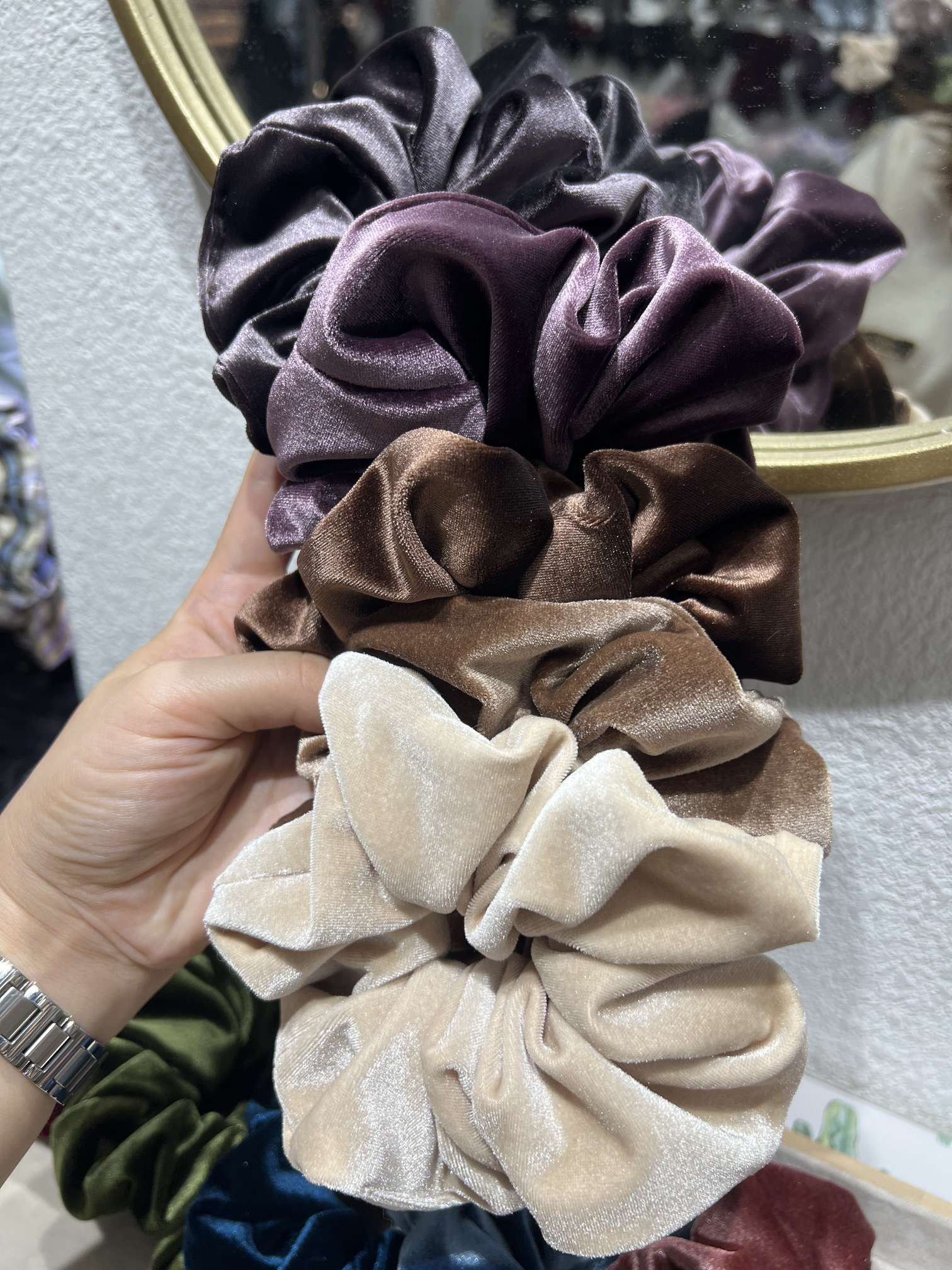 Large-sized textured acetate velvet pleated large intestine circle hair band, retro high-end fabric flower bun hair tie detail image 5