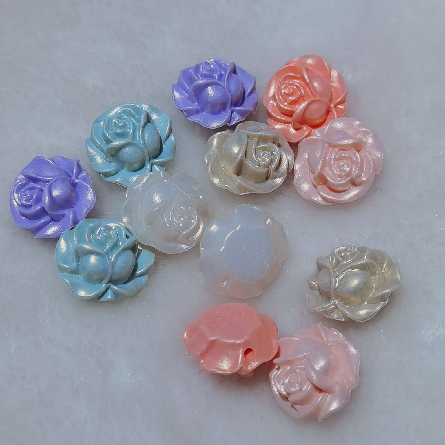 Acrylic rose straight hole pearlescent macaron-colored bracelet mobile phone pendant Application Scenario