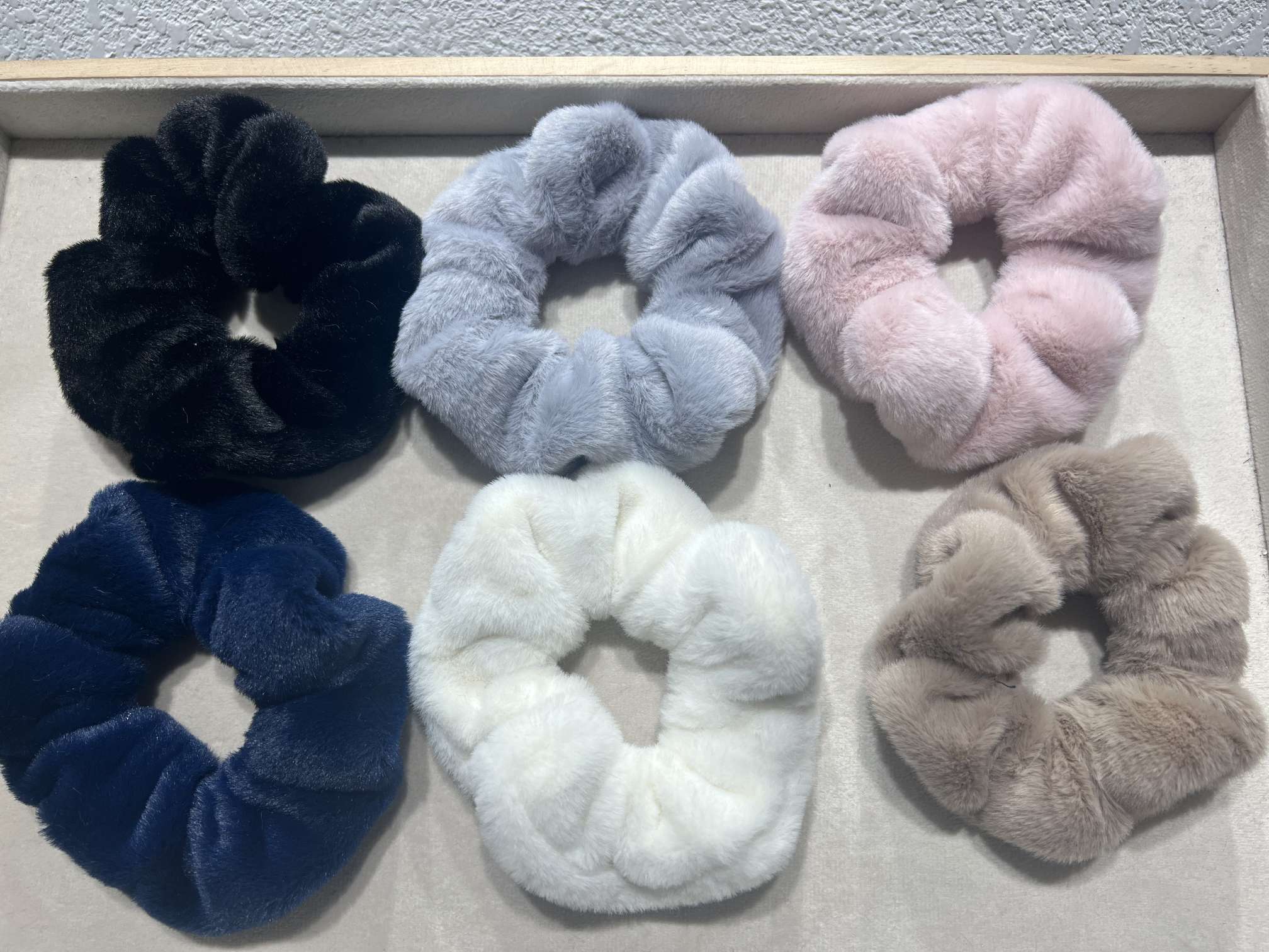 The new autumn and winter style of the fairy hair band with a sweet headband, small size texture, acetic acid velvet pleated hair band, and retro high-end fabric flower bun hair band details Picture