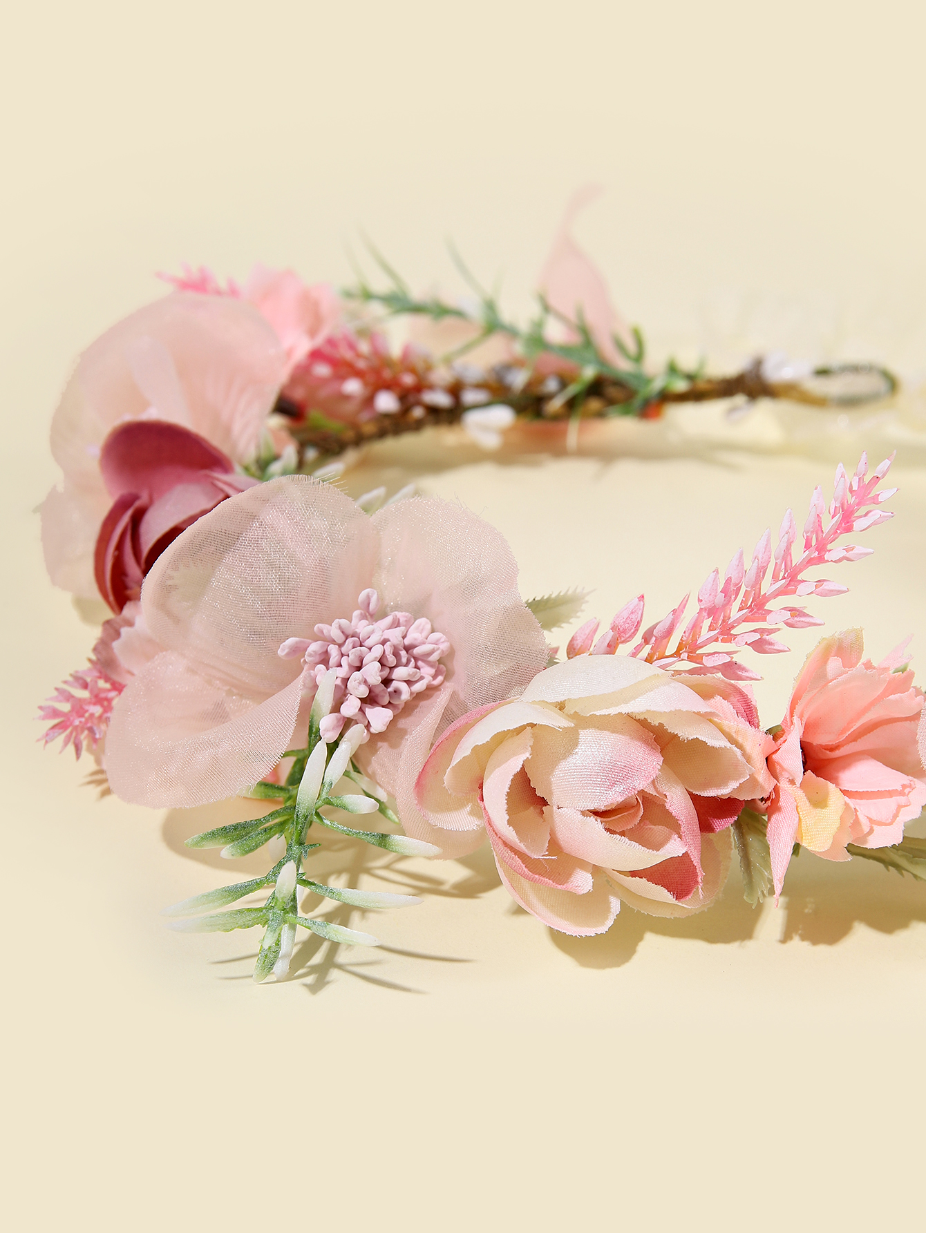 Jia LAN Hua Huan Factory's original new products: Super Fairy bride and bridesmaid garlands, simple forest-style simulated flower garlands, headwear, flower fairy children's photo headbands Application Scenario