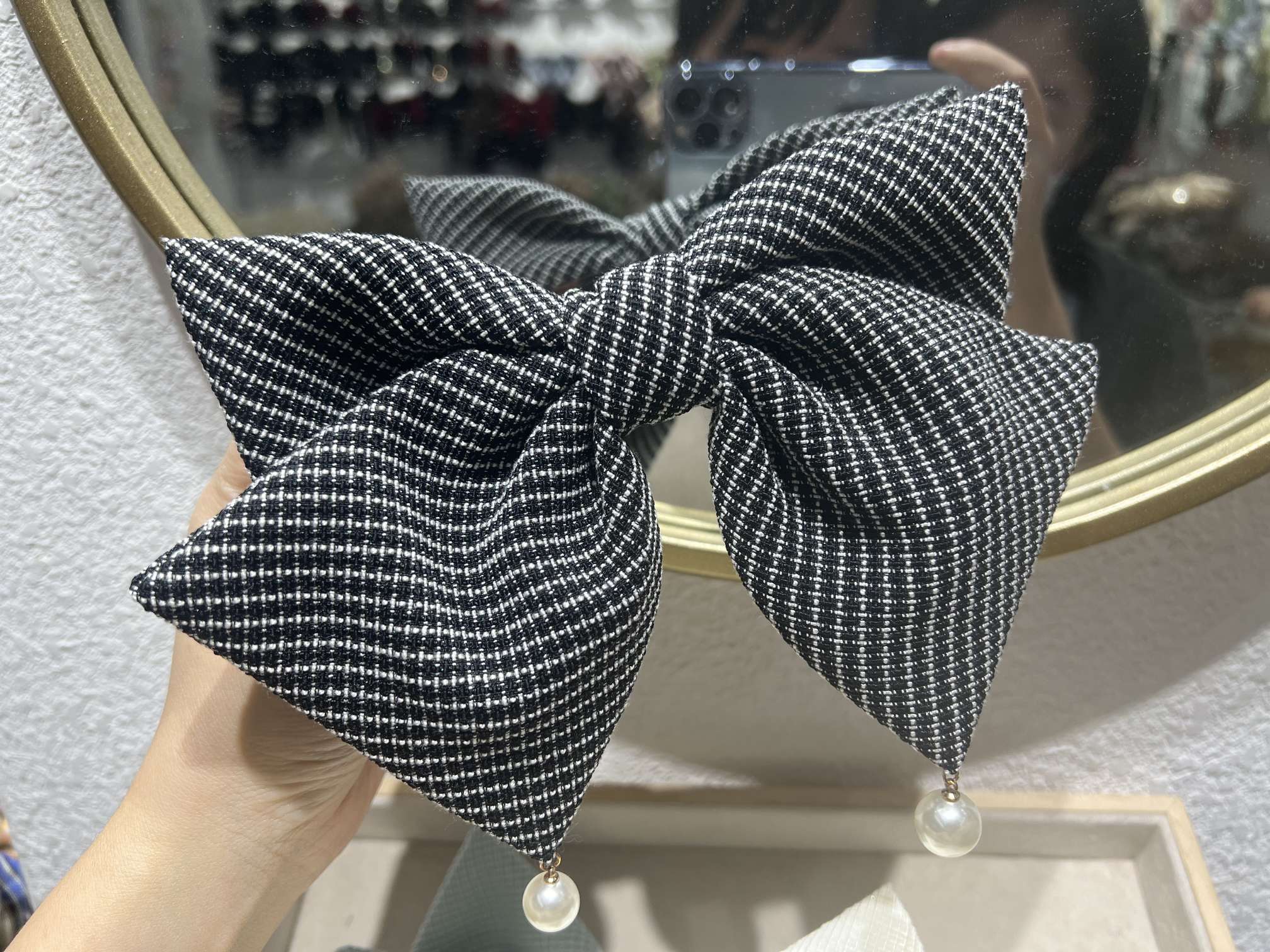 Little Chanel-style hair clips for autumn and winter, gentle and elegant top clip, fabric pearl large bow spring clip detail image 2
