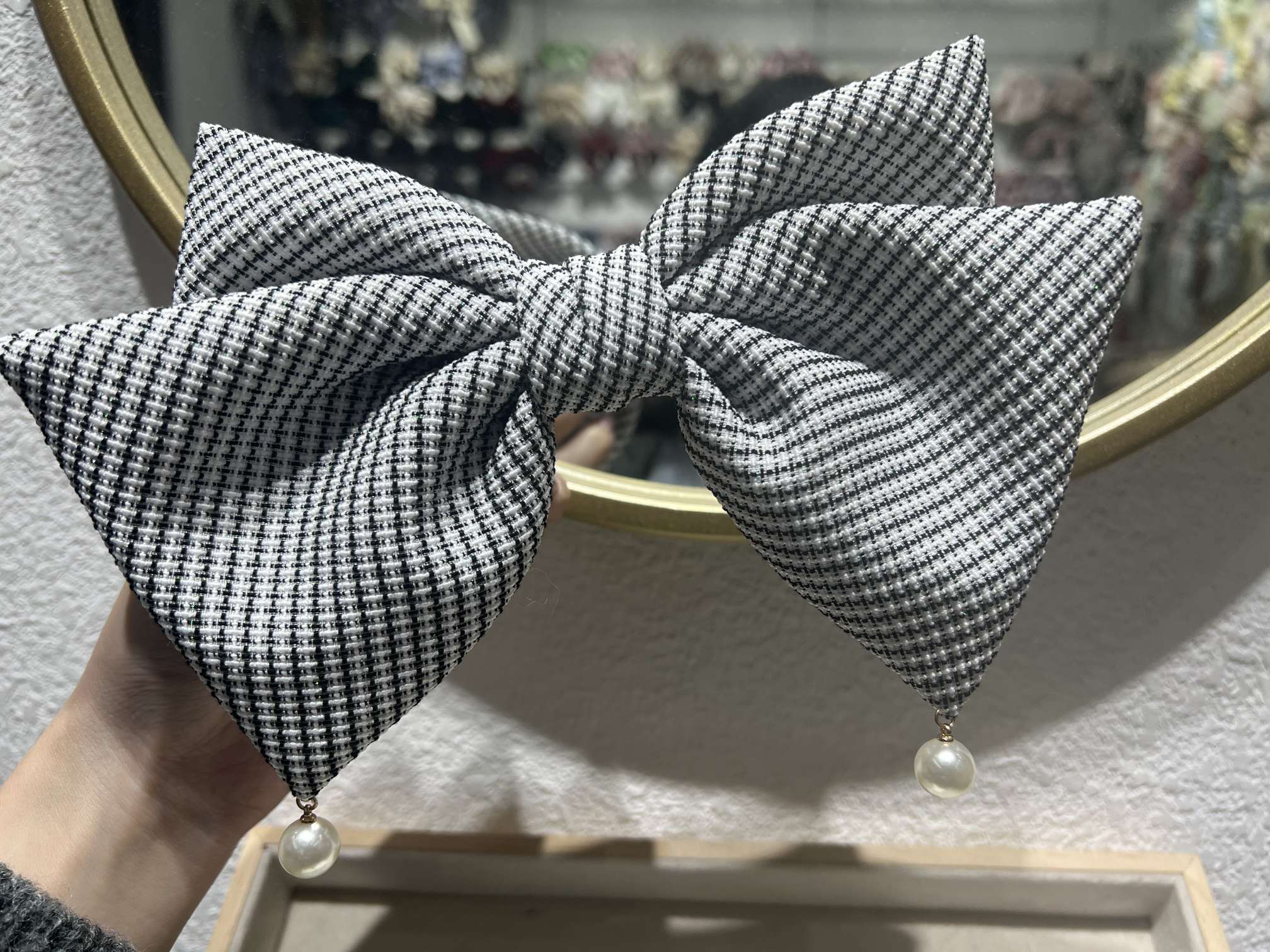 Little Chanel-style hair clips for autumn and winter, gentle and elegant top clip, fabric pearl large bow spring clip detail image 3