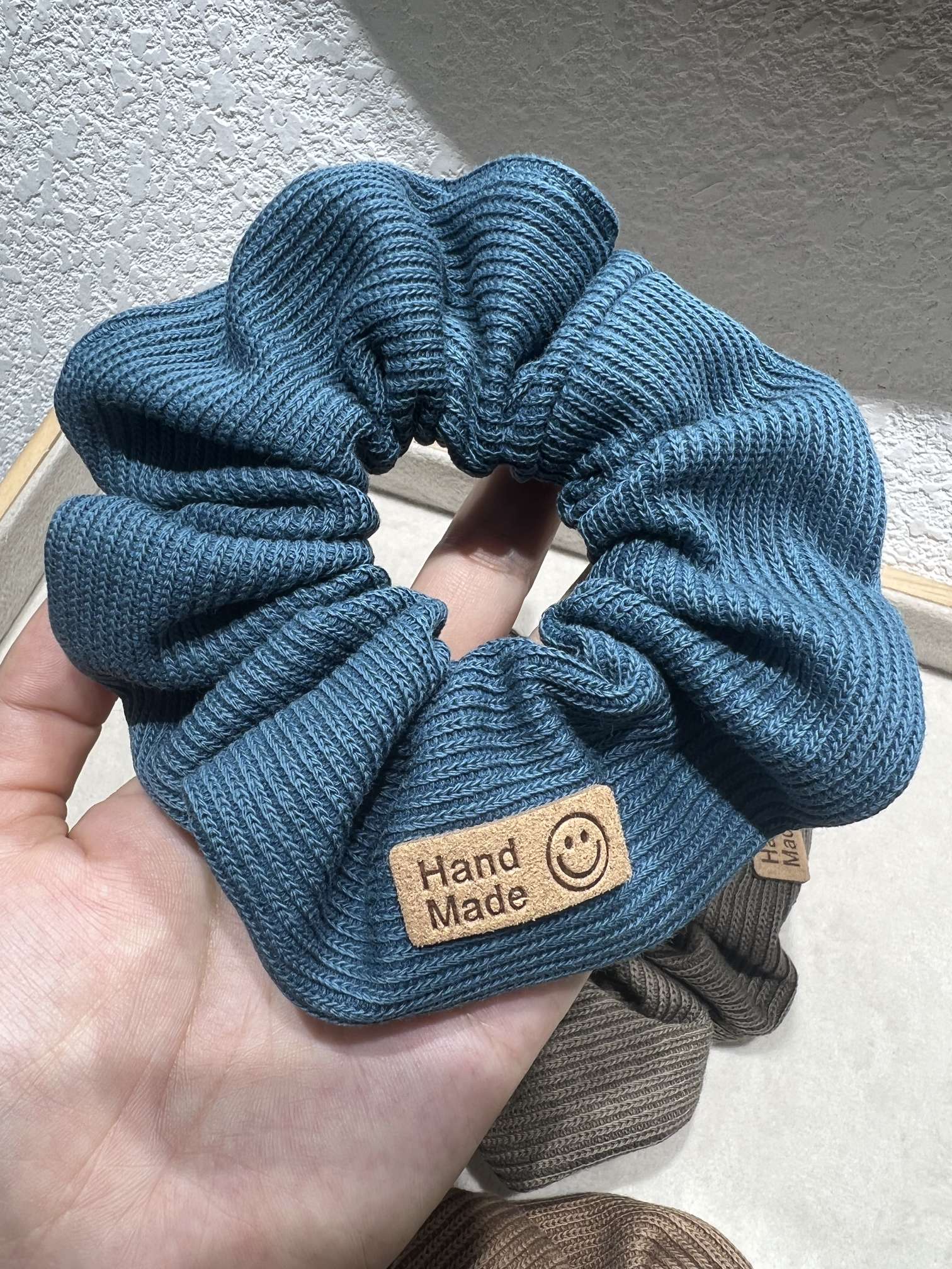 Retro hair band, large intestine circle, knitted hair tie, small texture, acetic acid velvet pleated large intestine circle, retro high-end fabric flower bun hair band detail image 2