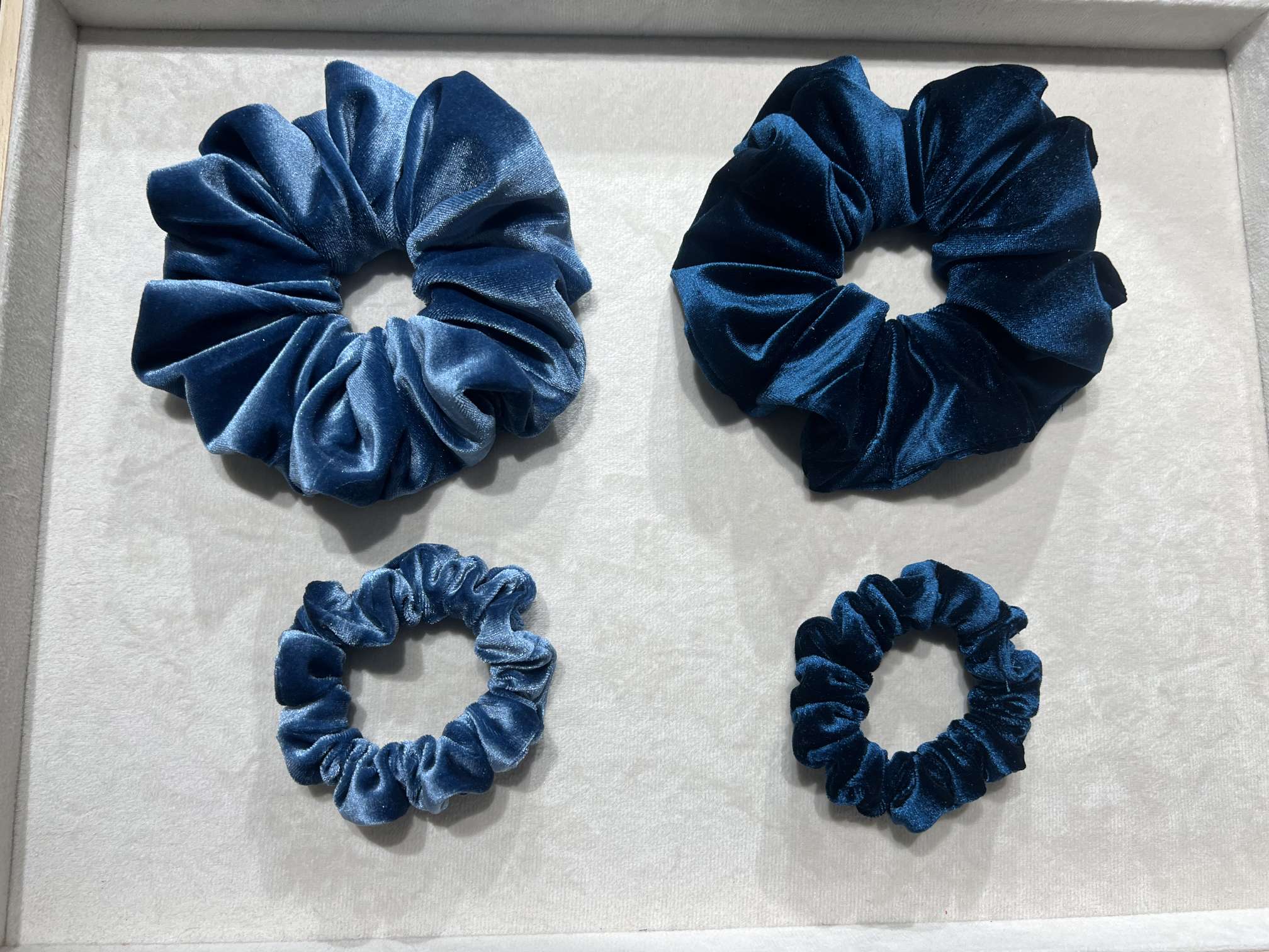 Large-sized textured acetate velvet pleated large intestine circle hair band, retro high-end fabric flower bun hair tie detail image 4