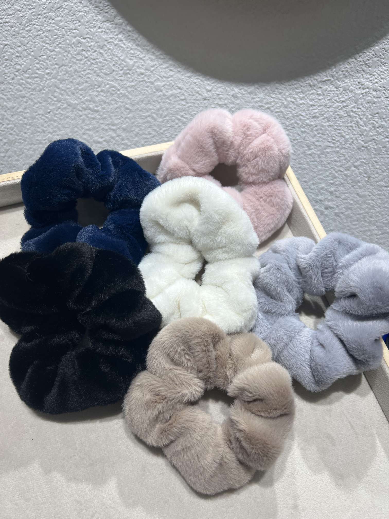 The new autumn and winter style of the fairy hair band with a sweet headband, small size texture, acetic acid velvet pleated hair band, and retro high-end fabric flower bun hair band