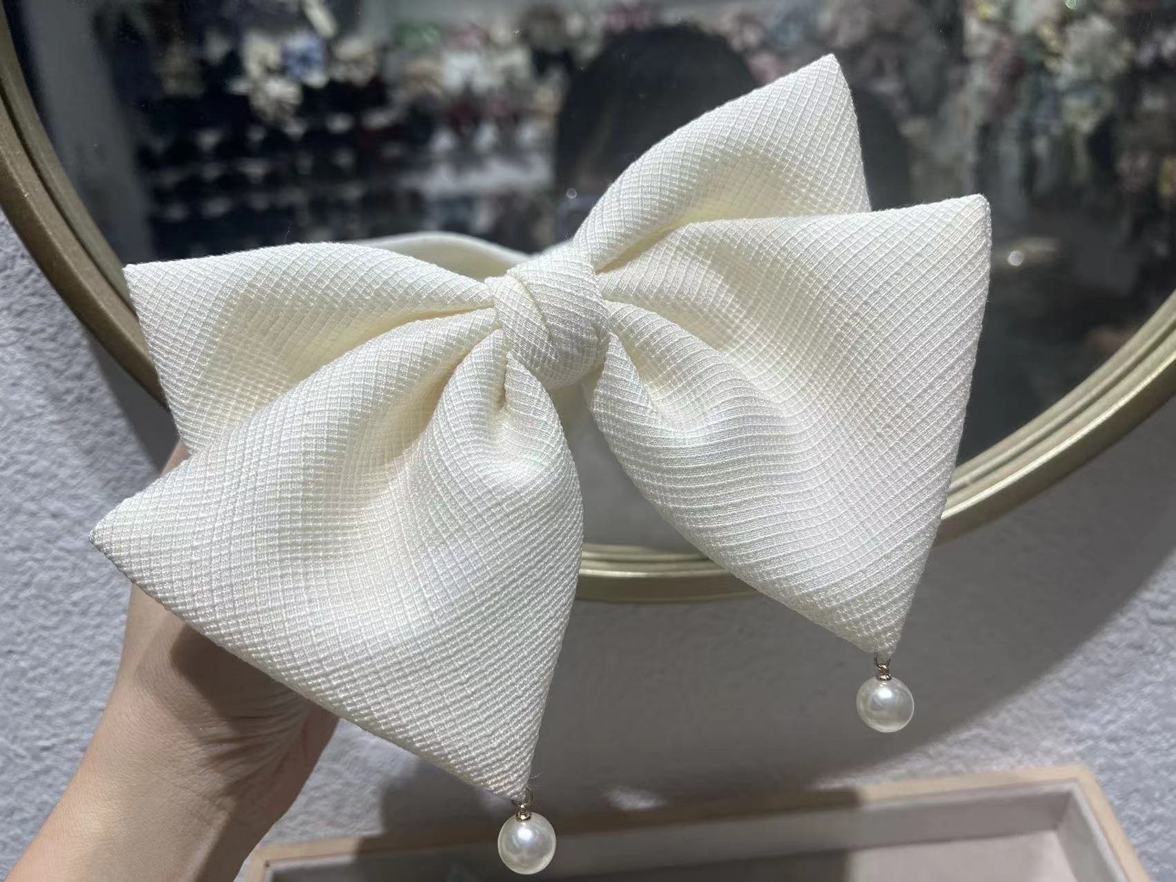 Little Chanel-style hair clips for autumn and winter, gentle and elegant top clip, fabric pearl large bow spring clip detail image 4