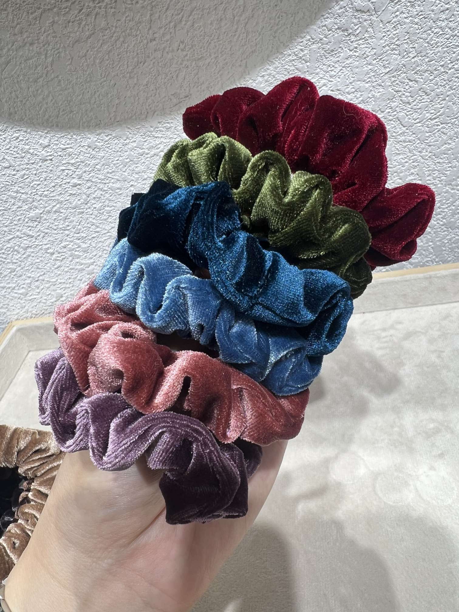 Small-sized texture acetate velvet pleated large intestine ring, retro high-end fabric flower ball hair ring. Small-sized texture acetate velvet pleated large intestine ring, retro high-end fabric flower ball hair ring detail image 3