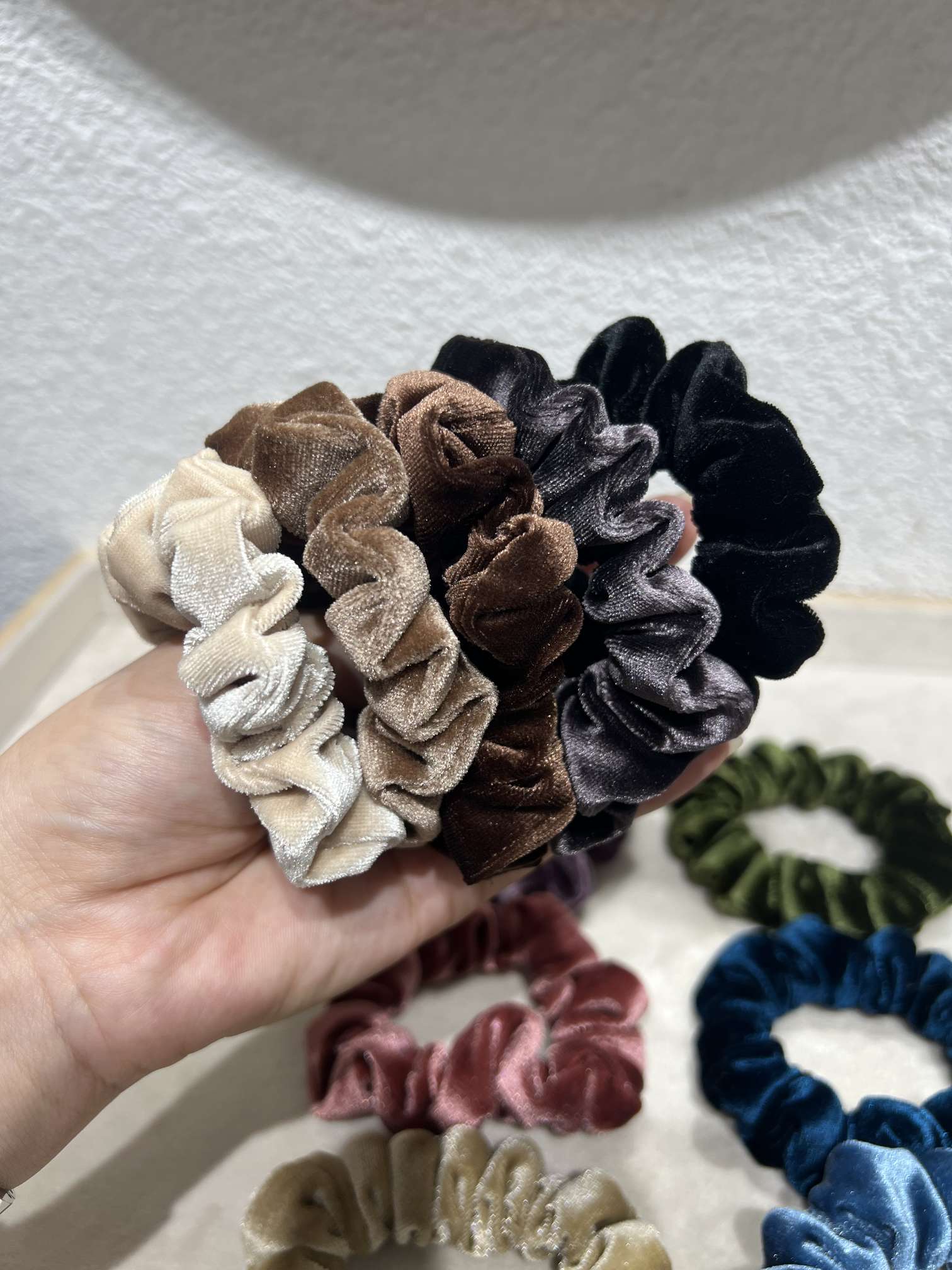 Small-sized texture acetate velvet pleated large intestine ring, retro high-end fabric flower ball hair ring. Small-sized texture acetate velvet pleated large intestine ring, retro high-end fabric flower ball hair ring detail image 5
