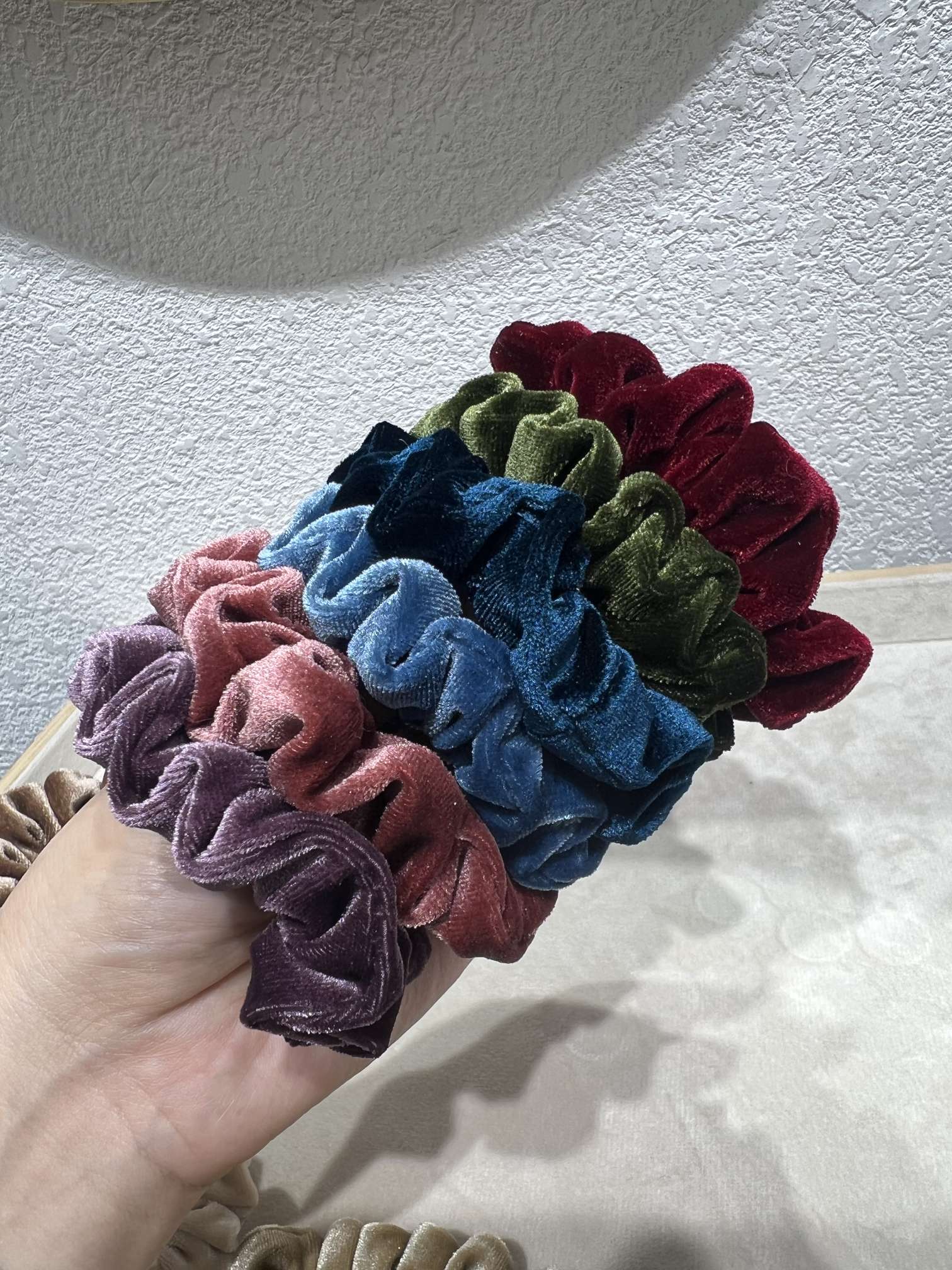 Small-sized texture acetate velvet pleated large intestine ring, retro high-end fabric flower ball hair ring. Small-sized texture acetate velvet pleated large intestine ring, retro high-end fabric flower ball hair ring detail image 2