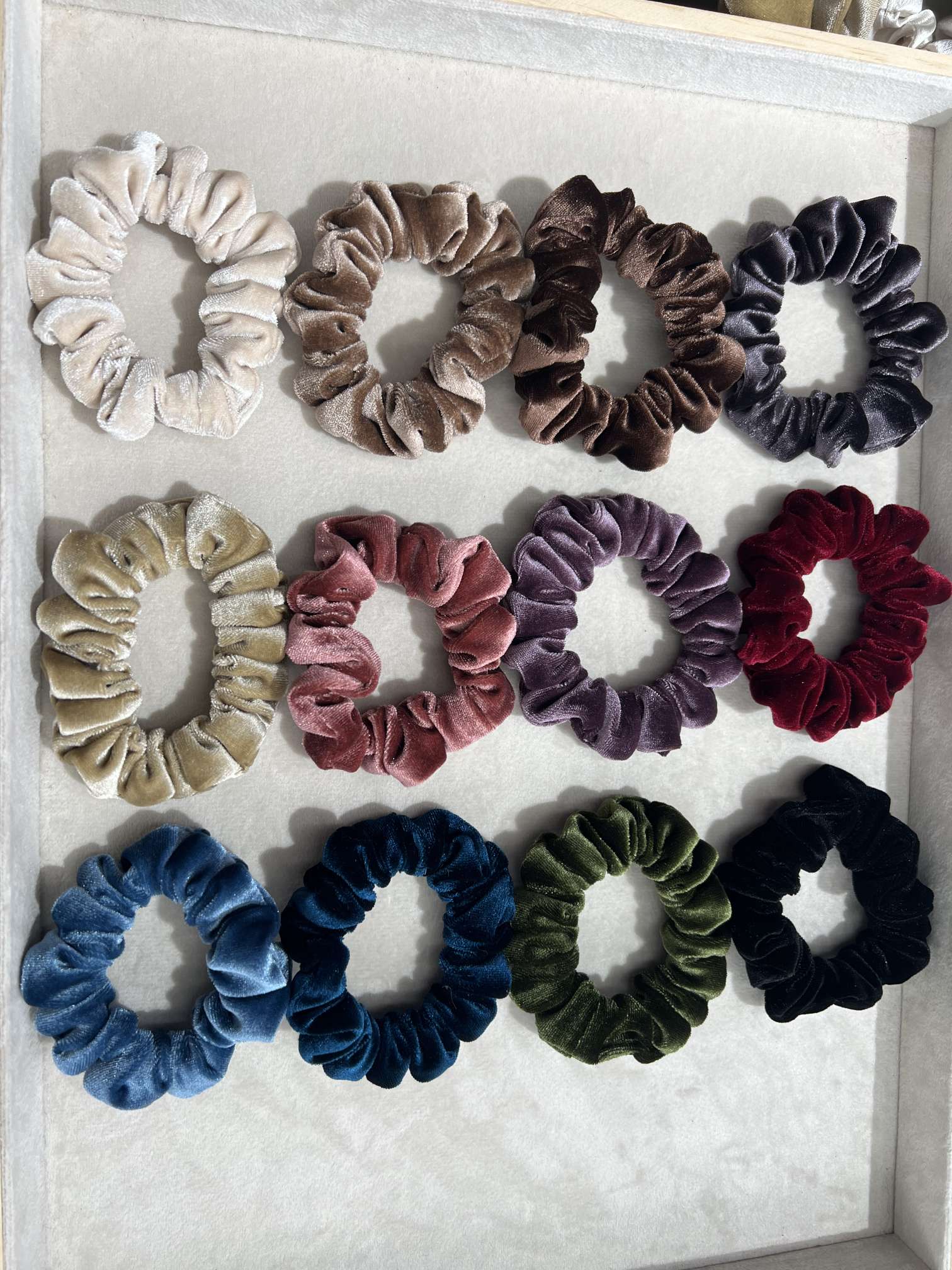 Small-sized texture acetate velvet pleated large intestine ring, retro high-end fabric flower ball hair ring. Small-sized texture acetate velvet pleated large intestine ring, retro high-end fabric flower ball hair ring