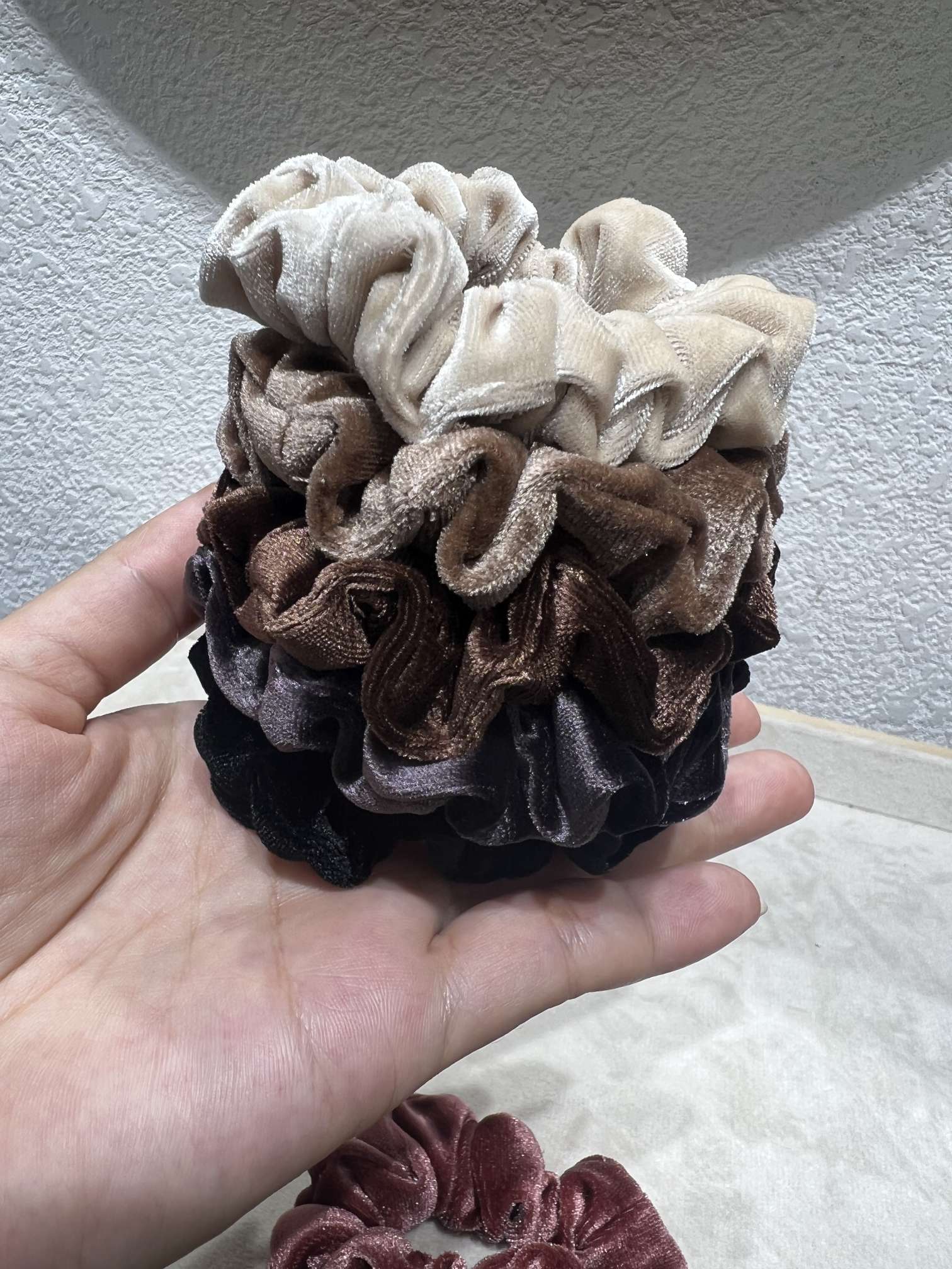 Small-sized texture acetate velvet pleated large intestine ring, retro high-end fabric flower ball hair ring. Small-sized texture acetate velvet pleated large intestine ring, retro high-end fabric flower ball hair ring detail image 6