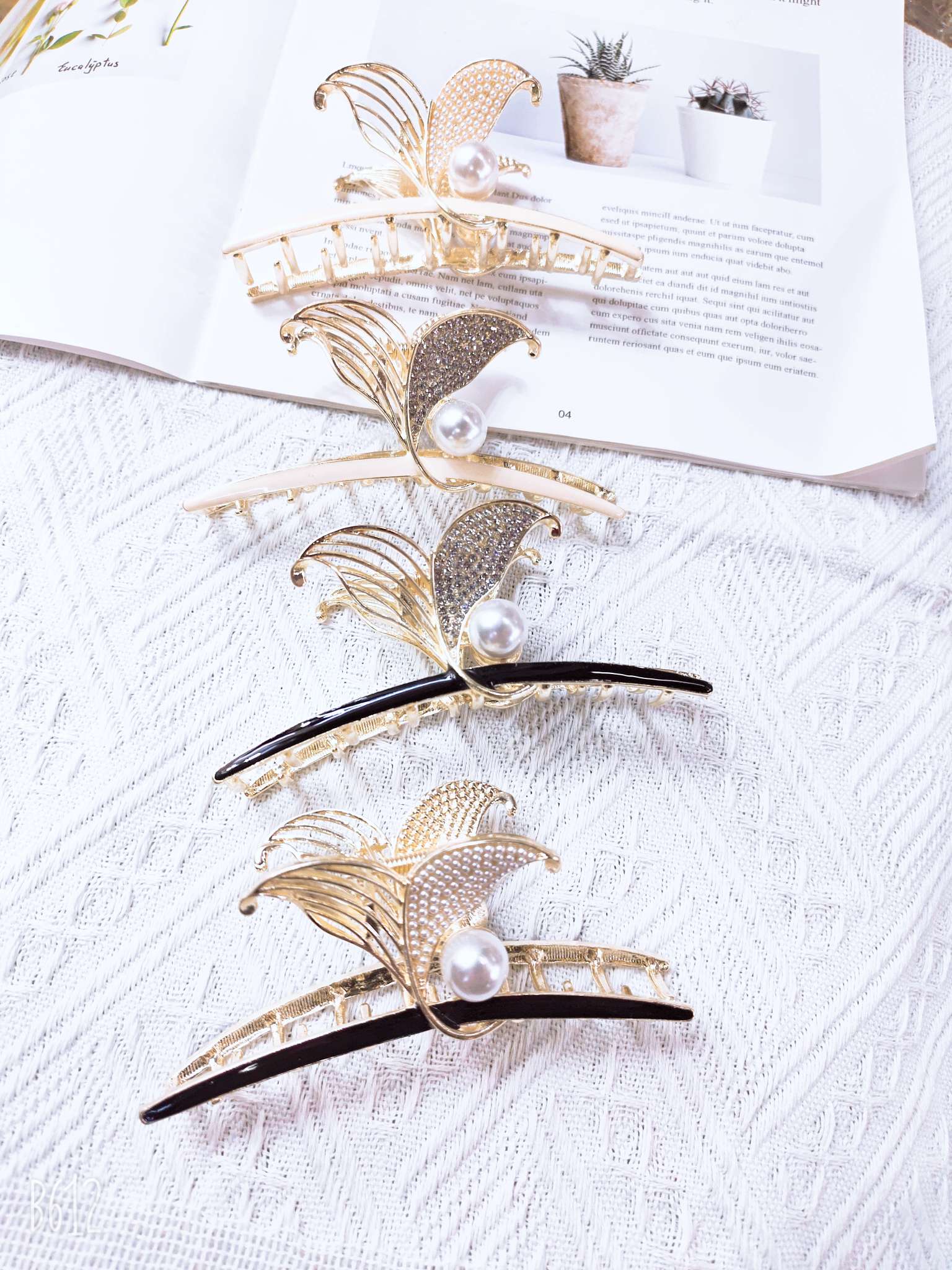 A pack of 12 new Korean Wave cute children's rose gold small hair claw hearts Specification image