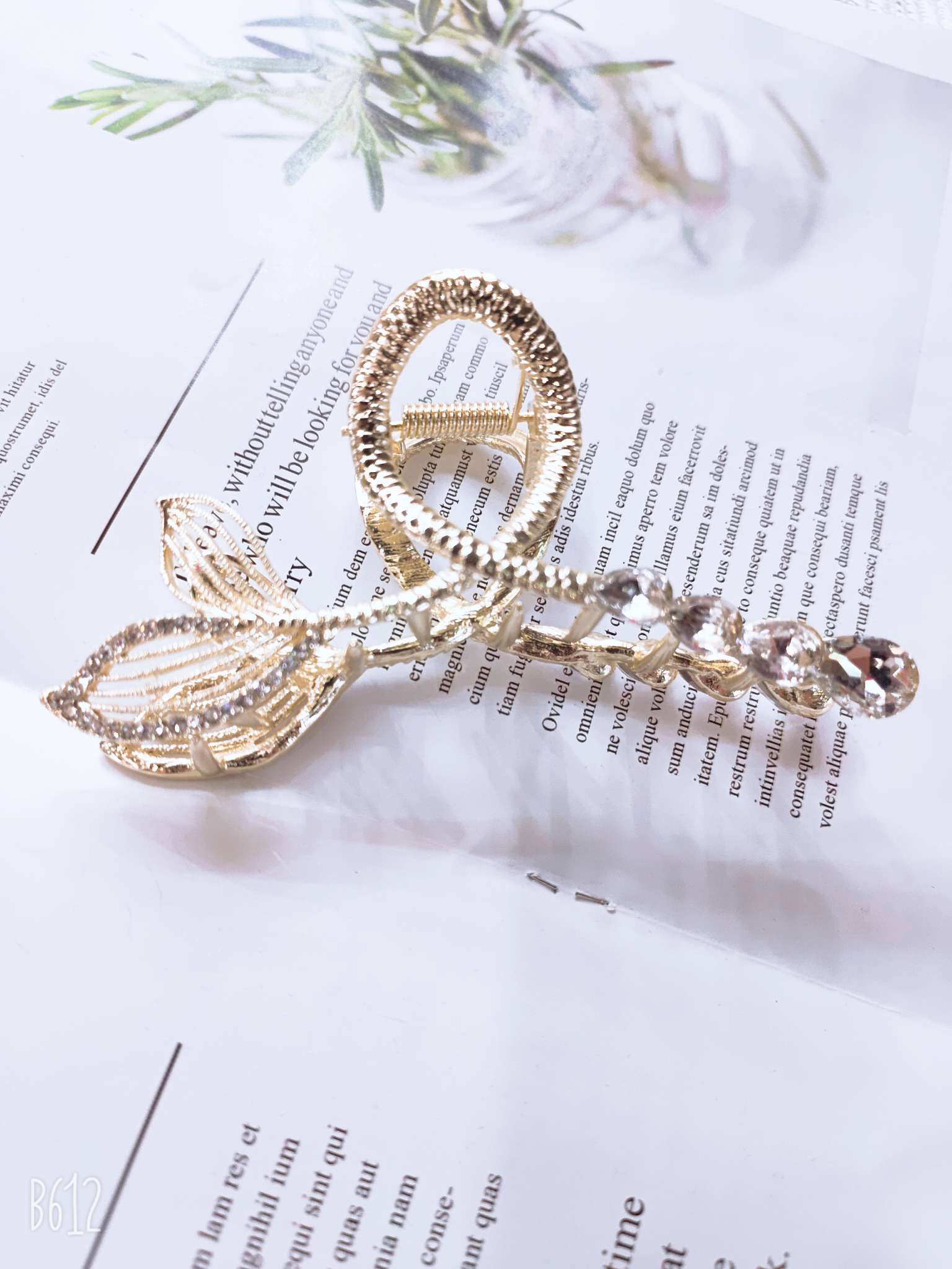 "Konghan Trend Walk: Fashionable ladies and children's hollow hair clips with infinite gray tracks. Specification image