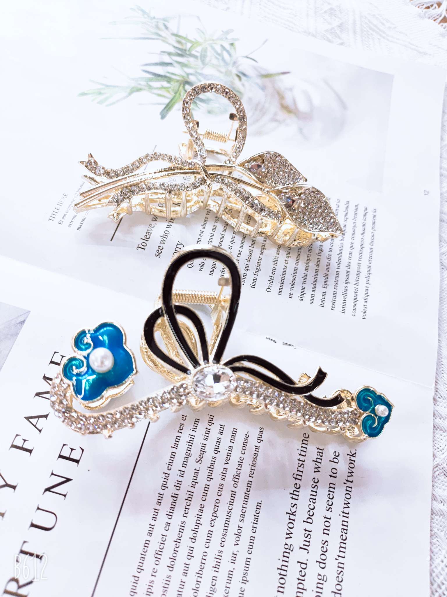 "Konghan Trend Walk: Fashionable ladies and children's hollow hair clips with infinite gray tracks. Application Scenario