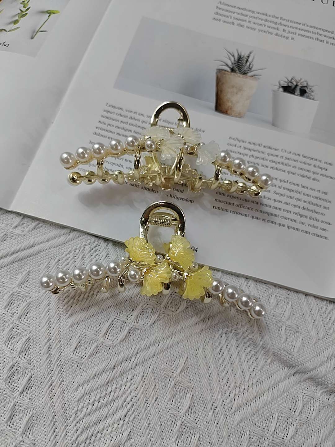 Alloy Korean version full diamond glass ladylike children's butterfly-shaped claw clamp, bright red Application Scenario