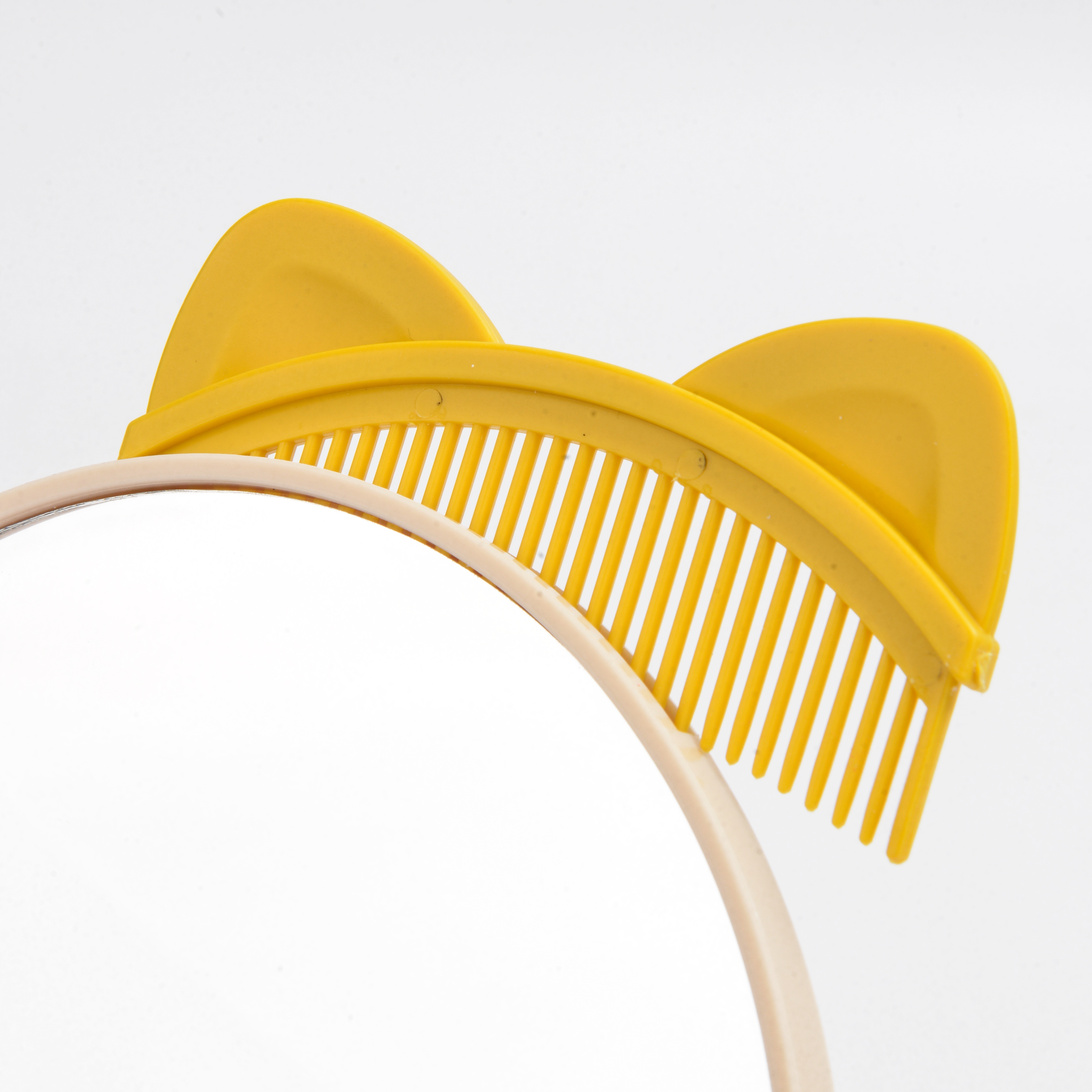 Cute makeup mirror for student girls, portable and compact handle, dressing mirror, beauty mirror, and appearance mirror Application Scenario