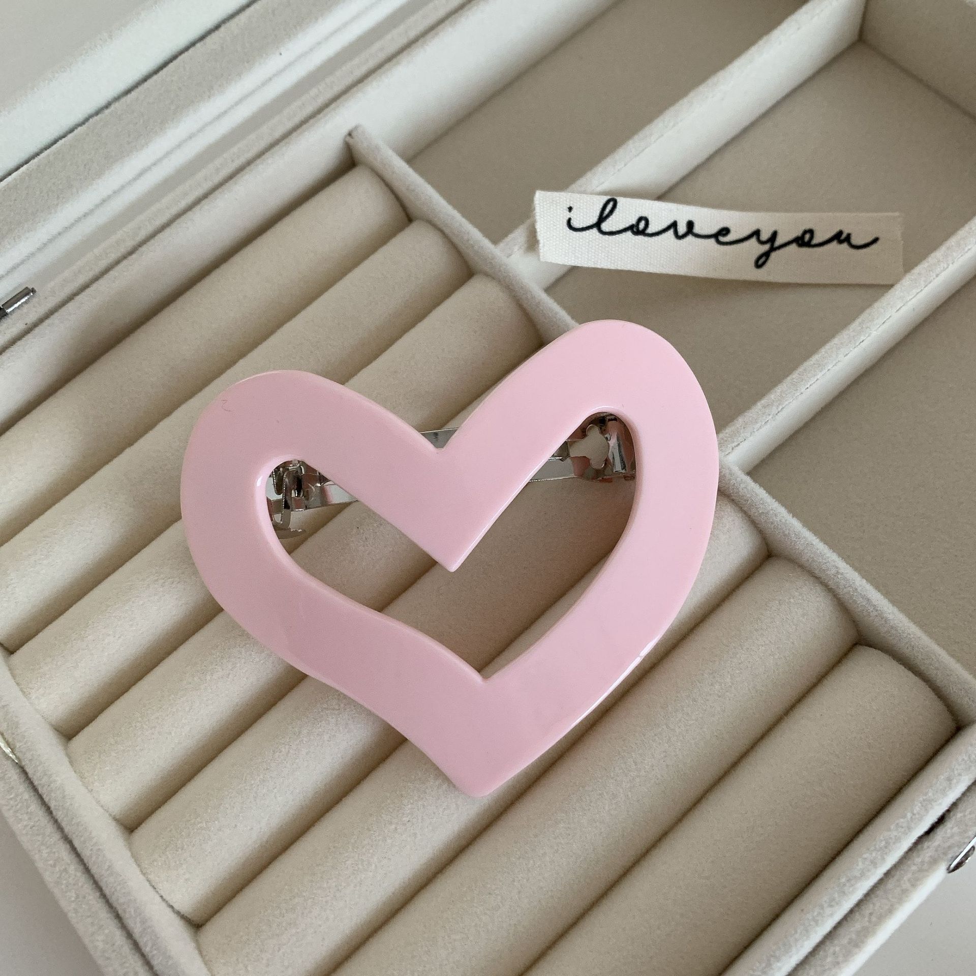 Xinqiang XX brand Korean version oil-dripping apricot pink heart-shaped hair clips, acetate sheet spring clips, creative heart-shaped hair clips and hair accessories, XX model 446 Application Scenario