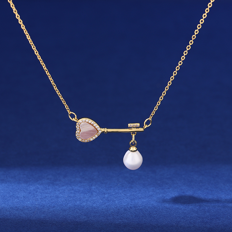 The Yabidai Natural freshwater Pearl heart-shaped necklace exudes an ethereal and high-end charm for women