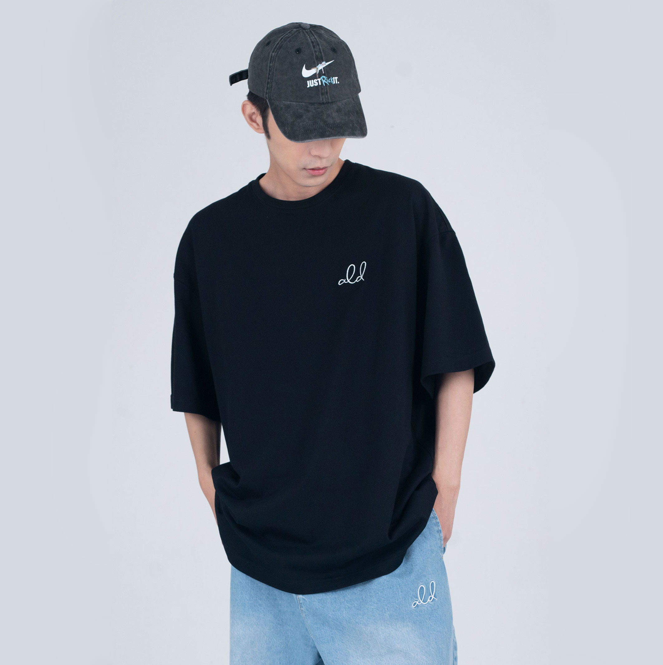 2022 Autumn and winter fashion trend diamond-encrusted half-sleeved T-shirt, short-sleeved round-neck T-shirt, long-sleeved base T-shirt, men's long basic LOGO, couple loose round-neck embroidered short-sleeved T-shirt Specification image