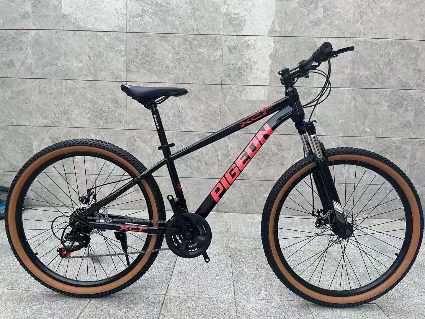 Bicicleta de 26 pulgadas auto artesanal pintura horneada sin película diamante etiquetado interno 380 horquilla delantera engrosada 51 diaduración integrada transmisión de luz grande freno de disco mecánico delantero y trasero xindu posicionamiento volante volante sello integral