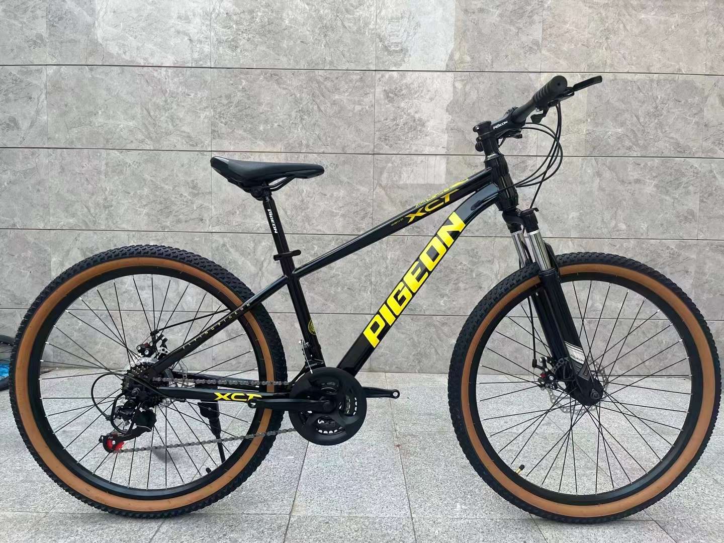 Bicicleta de 26 pulgadas auto artesanal pintura horneada sin película diamante etiquetado interno 380 horquilla delantera engrosada 51 diaduración integrada transmisión de luz grande freno de disco mecánico delantero y trasero xindu posicionamiento volante volante sello integral Item Picture
