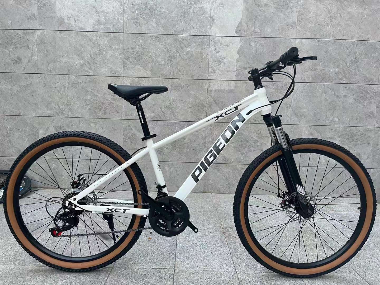 Bicicleta de 26 pulgadas auto artesanal pintura horneada sin película diamante etiquetado interno 380 horquilla delantera engrosada 51 diaduración integrada transmisión de luz grande freno de disco mecánico delantero y trasero xindu posicionamiento volante volante sello integral detail image 3