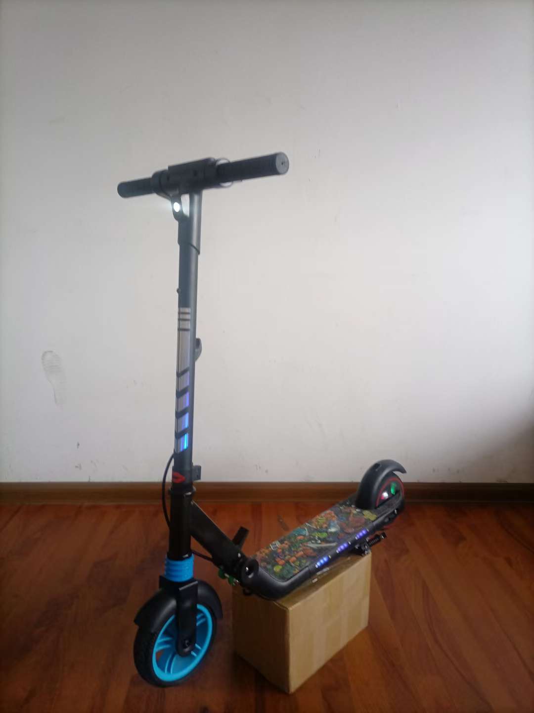 The new children's electric scooter is equipped with Bluetooth, lights, three adjustable speeds, full LED running lights, side lights, electronic brakes, one-button folding, easy installation, digital instrument panel and screen detail image 2