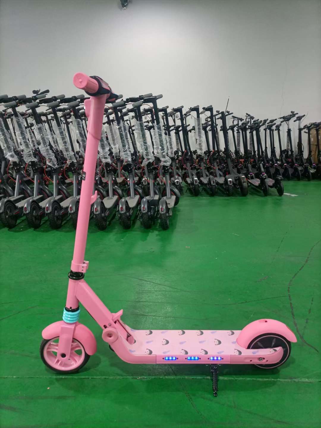 The new children's electric scooter is equipped with Bluetooth, lights, three adjustable speeds, full LED running lights, side lights, electronic brakes, one-button folding, easy installation, digital instrument panel and screen details Picture