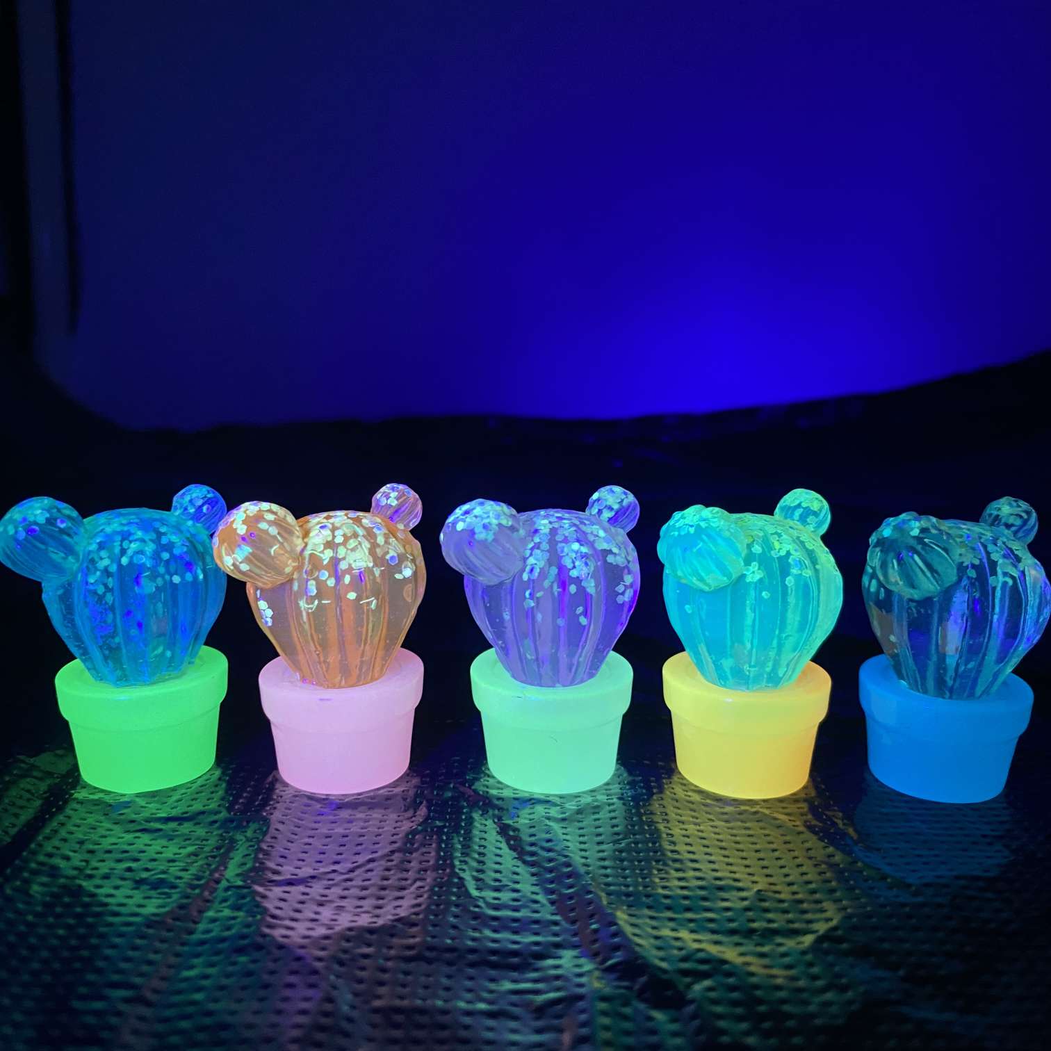 New best-selling simulation toy cactus ball pendant, decorative item, car miniature landscape resin accessory, luminous effect convenience store Item Picture