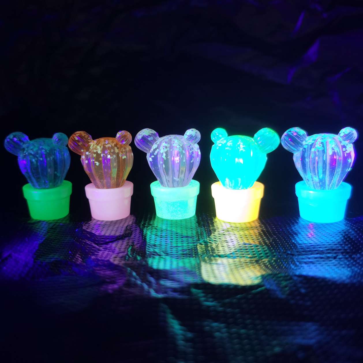 新款爆款仿真玩具仙人掌仙人球挂件摆件车载微缩景观树脂饰品配件夜光效果便利店