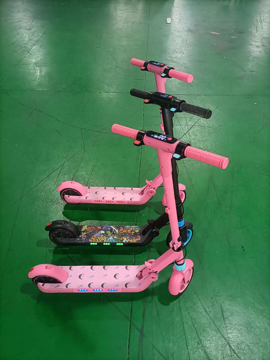 The new children's electric scooter is equipped with Bluetooth, lights, three adjustable speeds, full LED running lights, side lights, electronic brakes, one-button folding, easy installation, digital instrument panel and screen Item Picture