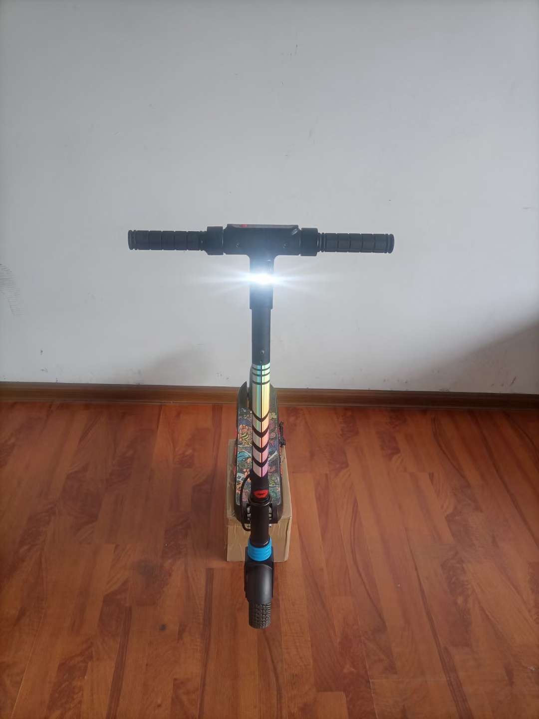 The new children's electric scooter is equipped with Bluetooth, lights, three adjustable speeds, full LED running lights, side lights, electronic brakes, one-button folding, easy installation, digital instrument panel and screen detail image 3