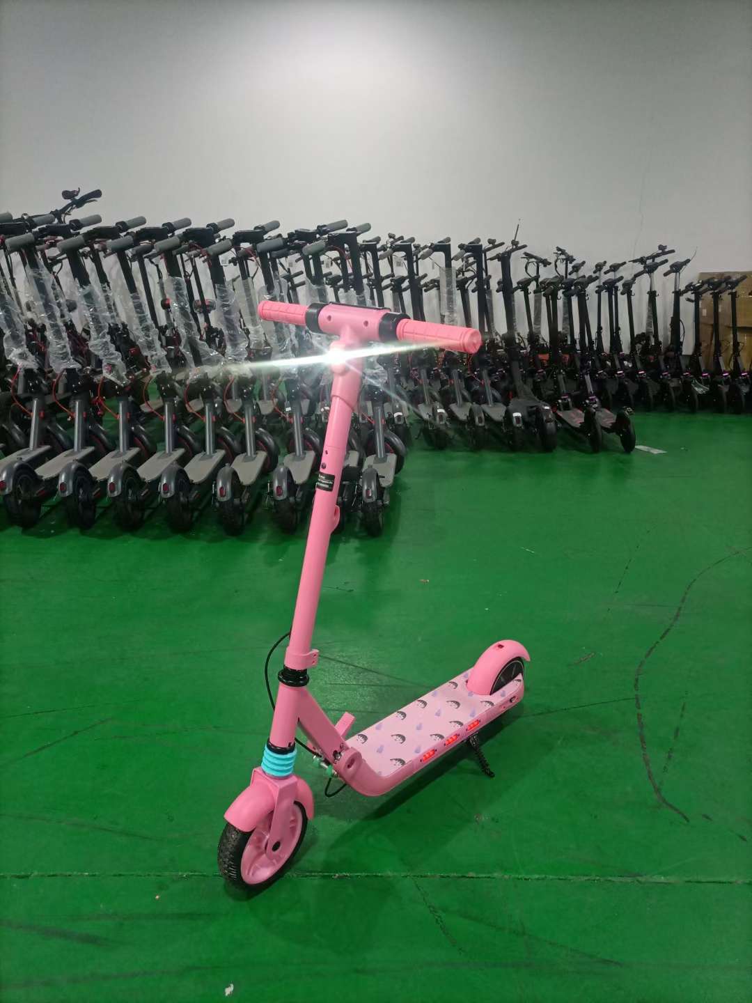 The new children's electric scooter is equipped with Bluetooth, lights, three adjustable speeds, full LED running lights, side lights, electronic brakes, one-button folding, easy installation, digital instrument panel and screen Specification image