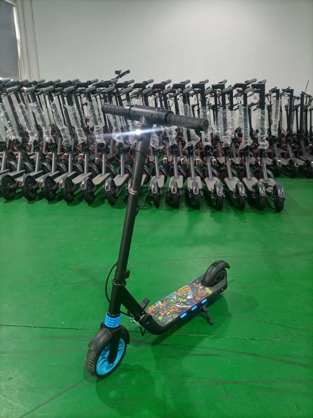 The new children's electric scooter is equipped with Bluetooth, lights, three adjustable speeds, full LED running lights, side lights, electronic brakes, one-button folding, easy installation, digital instrument panel and screen detail image 6