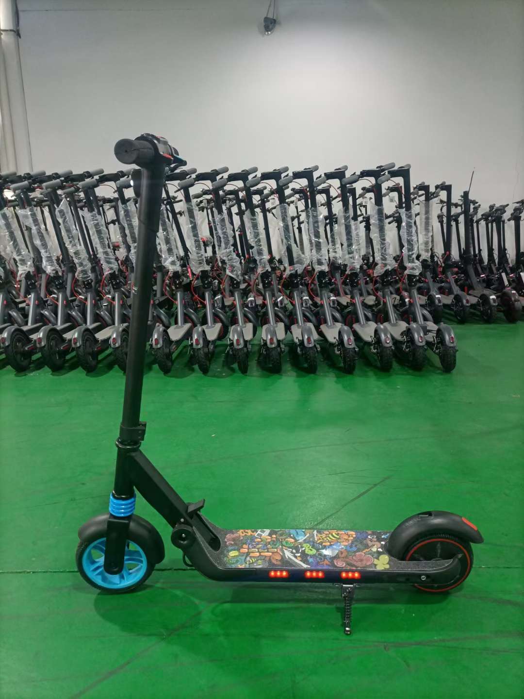 The new children's electric scooter is equipped with Bluetooth, lights, three adjustable speeds, full LED running lights, side lights, electronic brakes, one-button folding, easy installation, digital instrument panel and screen detail image 5