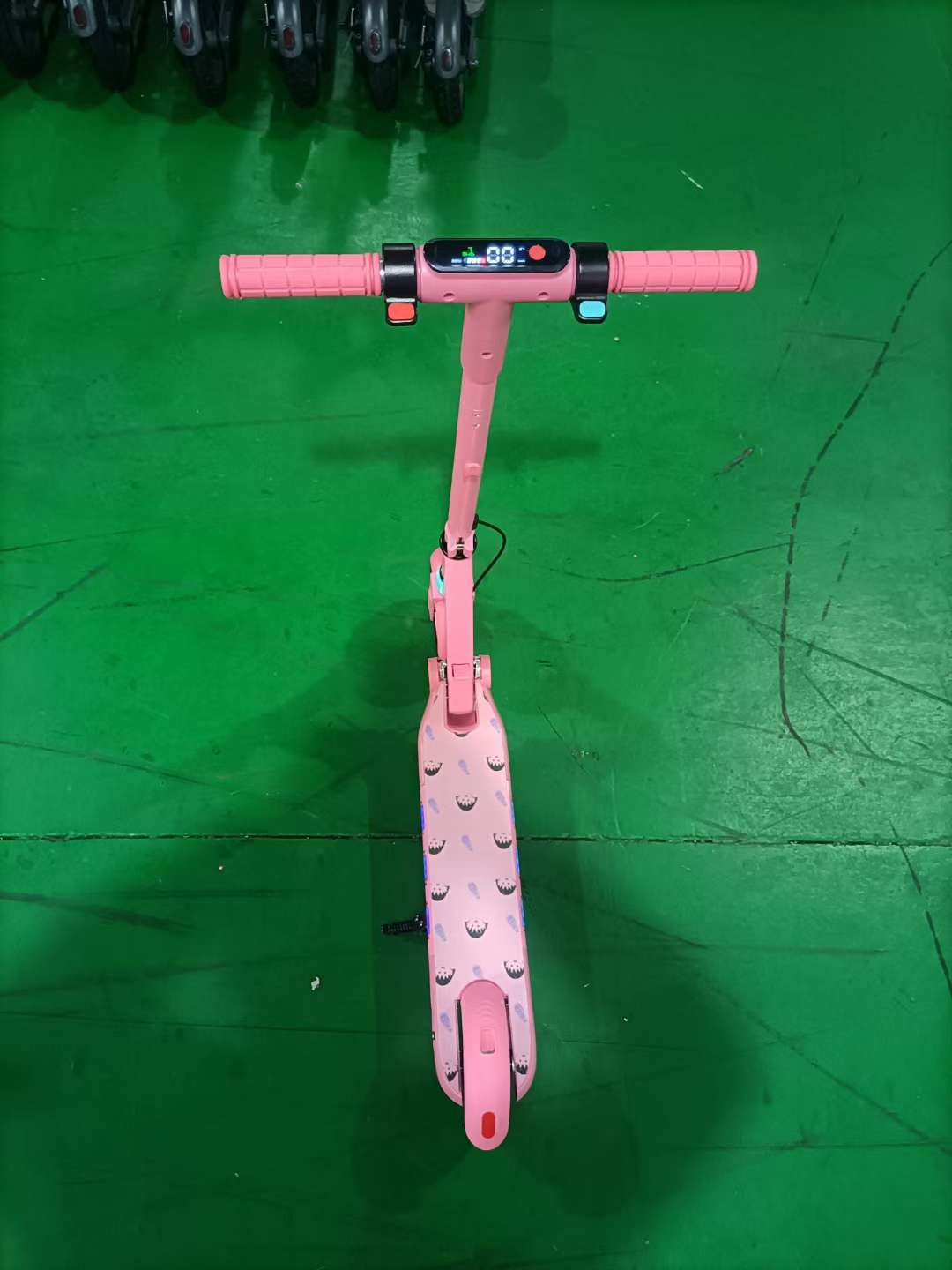 The new children's electric scooter is equipped with Bluetooth, lights, three adjustable speeds, full LED running lights, side lights, electronic brakes, one-button folding, easy installation, digital instrument panel and screen detail image 7