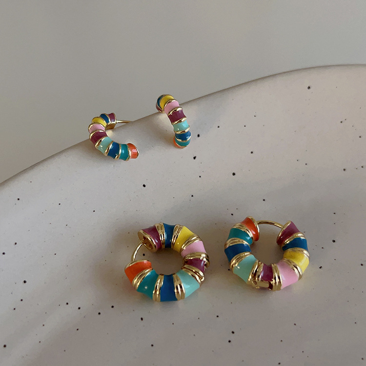 Colorful oil-dripping metal earrings, a unique design for women, with a retro, individual, simple and versatile style, are fashionable and elegant earrings and earrings Application Scenario