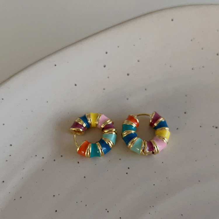 Colorful oil-dripping metal earrings, a unique design for women, with a retro, individual, simple and versatile style, are fashionable and elegant earrings and earrings detail image 4